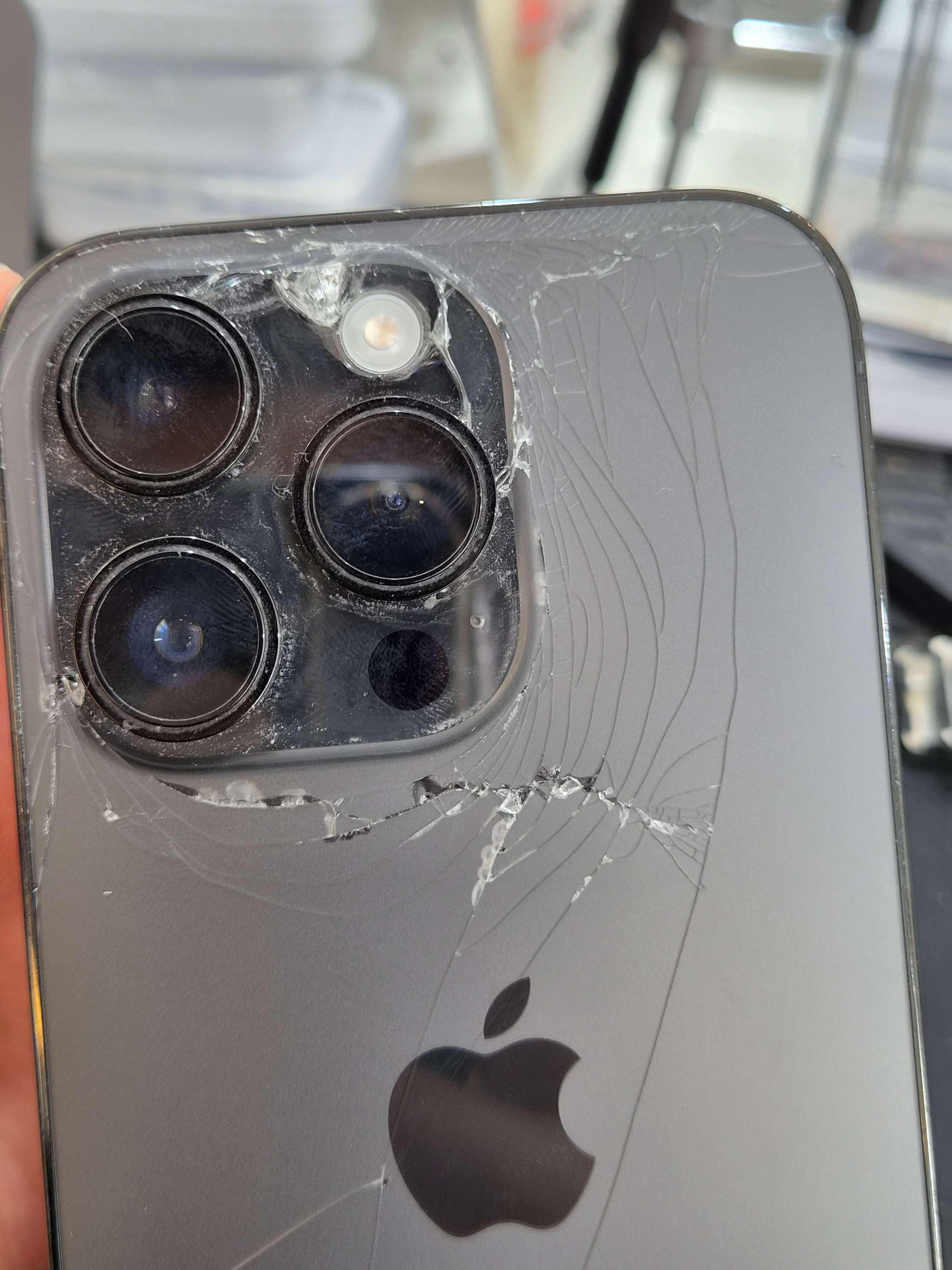 아이폰 iPhone 14 Pro 수리 전 — 후면 유리 깨짐