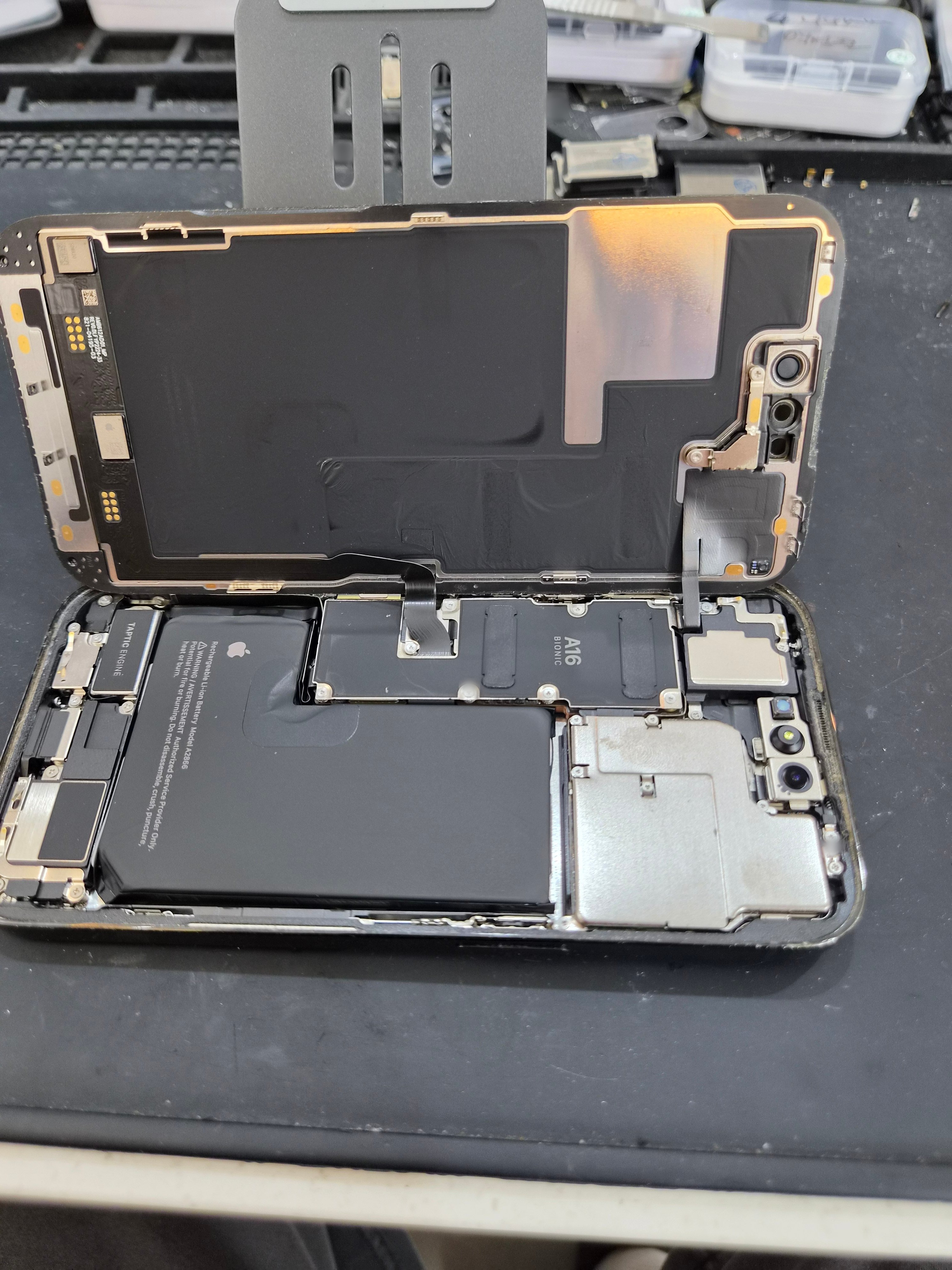 아이폰 iPhone 14 Pro 내부 분해 — 정밀 작업 단계