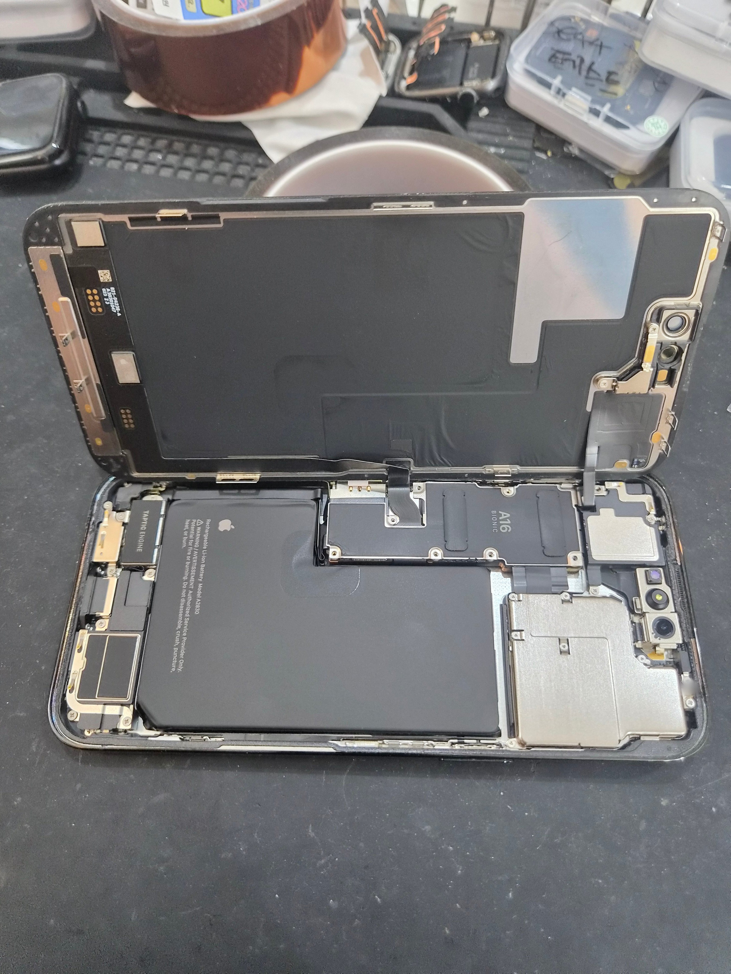 아이폰 iPhone 14 Pro Max 내부 분해 — 정밀 작업 단계