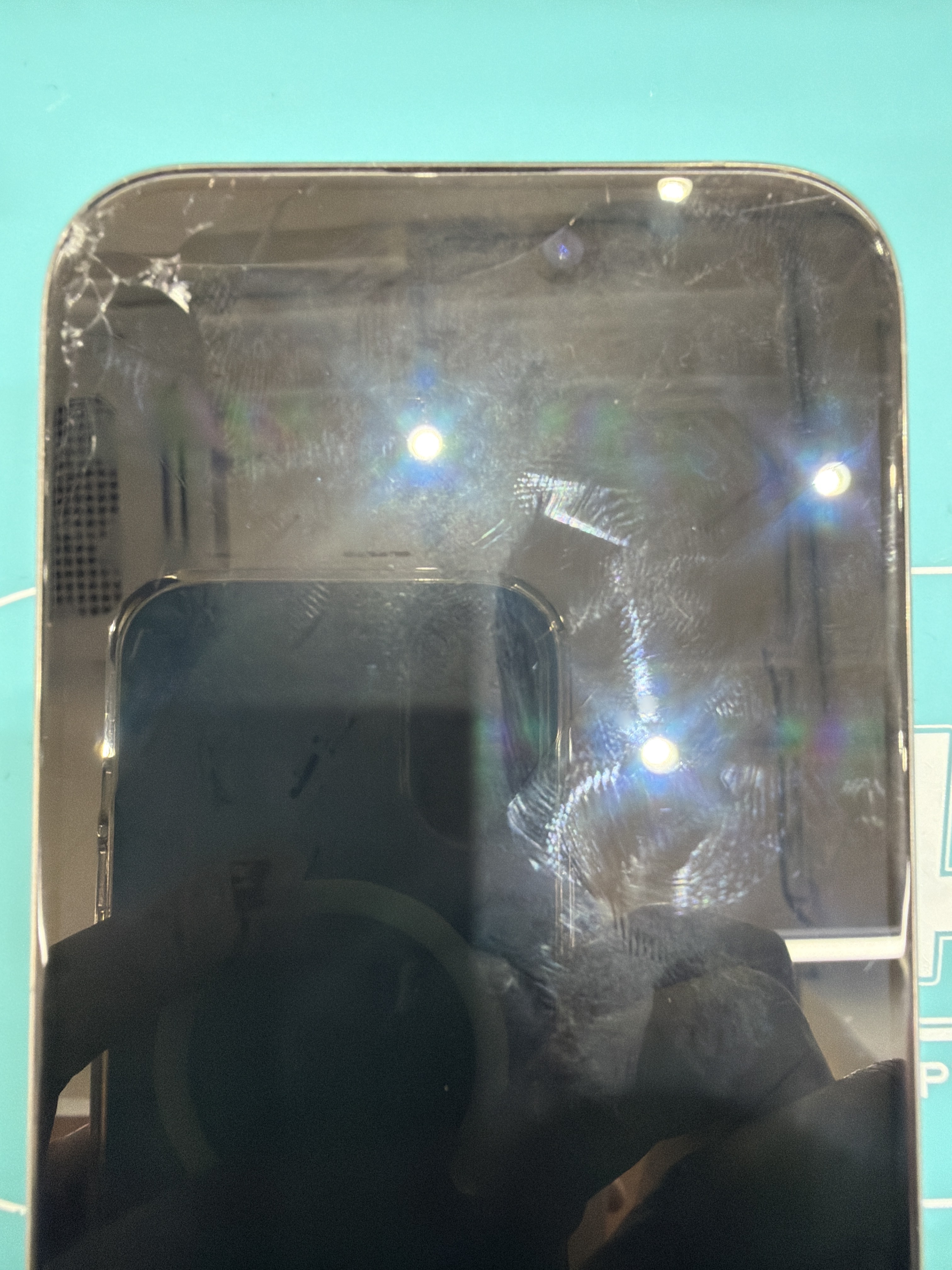 아이폰 iPhone 15 Pro 수리 전 — 액정 깨짐
