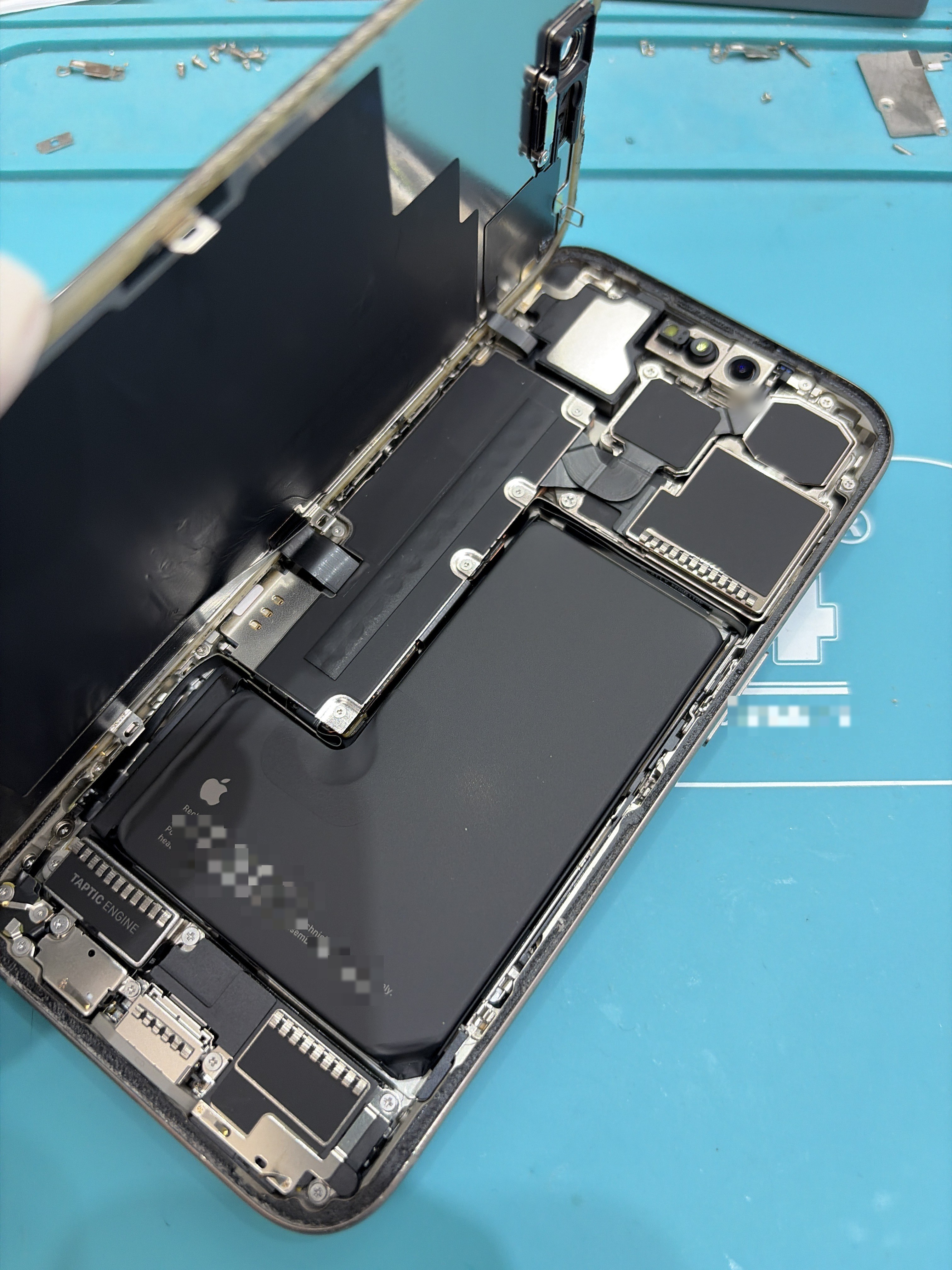 아이폰 iPhone 15 Pro 내부 분해 — 정밀 작업 단계