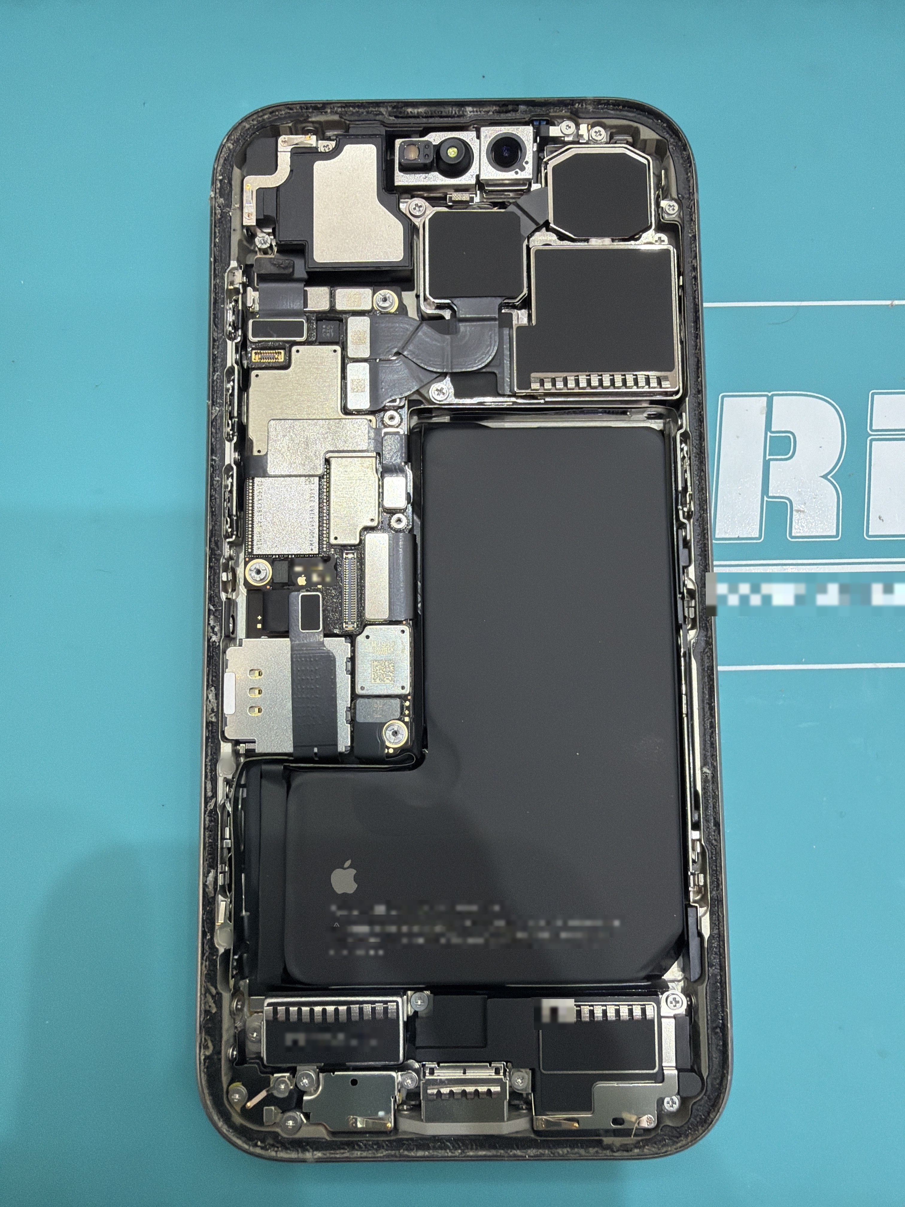 아이폰 iPhone 15 Pro 수리 작업 중 — 다올리페어 직영점 진행