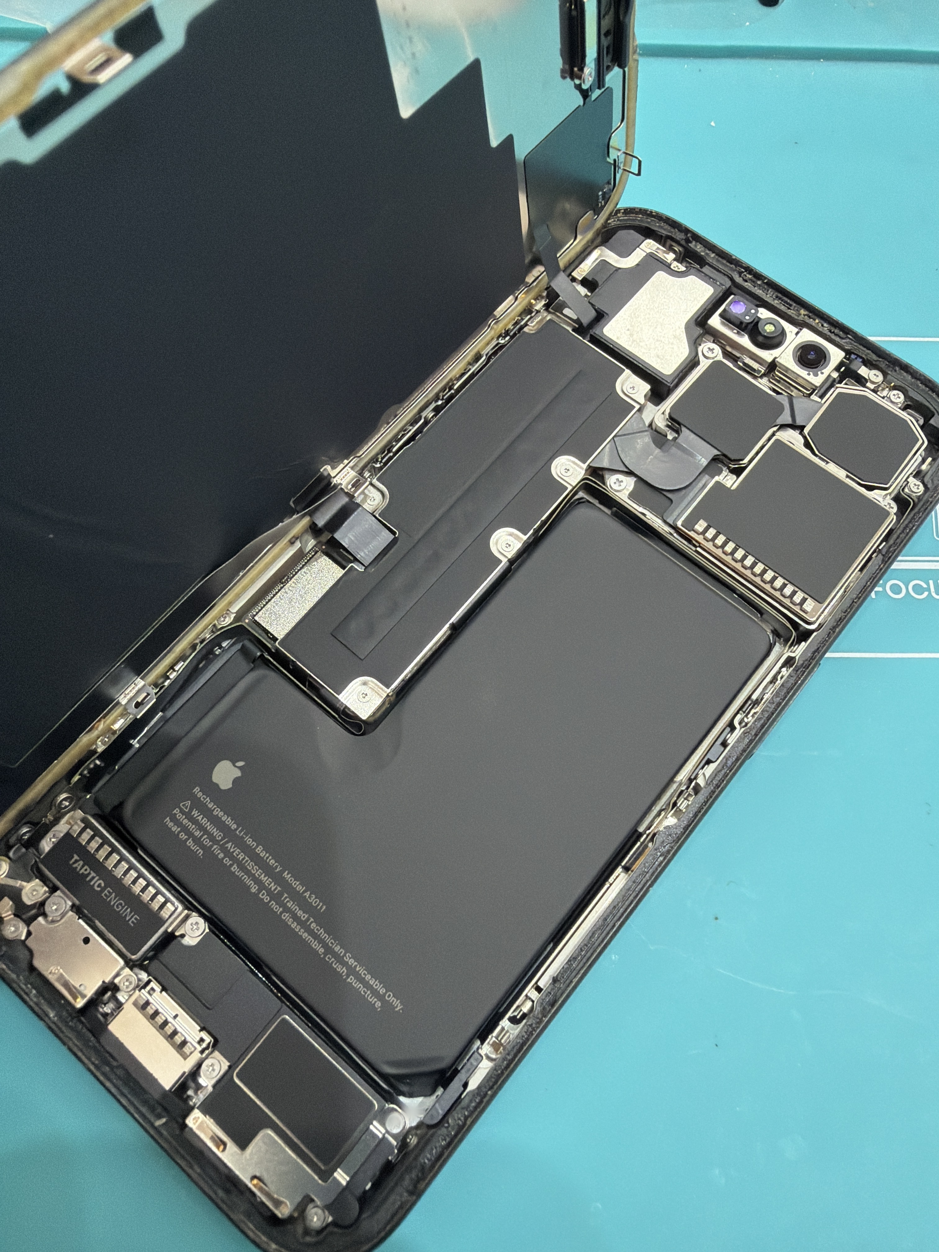 아이폰 iPhone 15 Pro 내부 분해 — 정밀 작업 단계