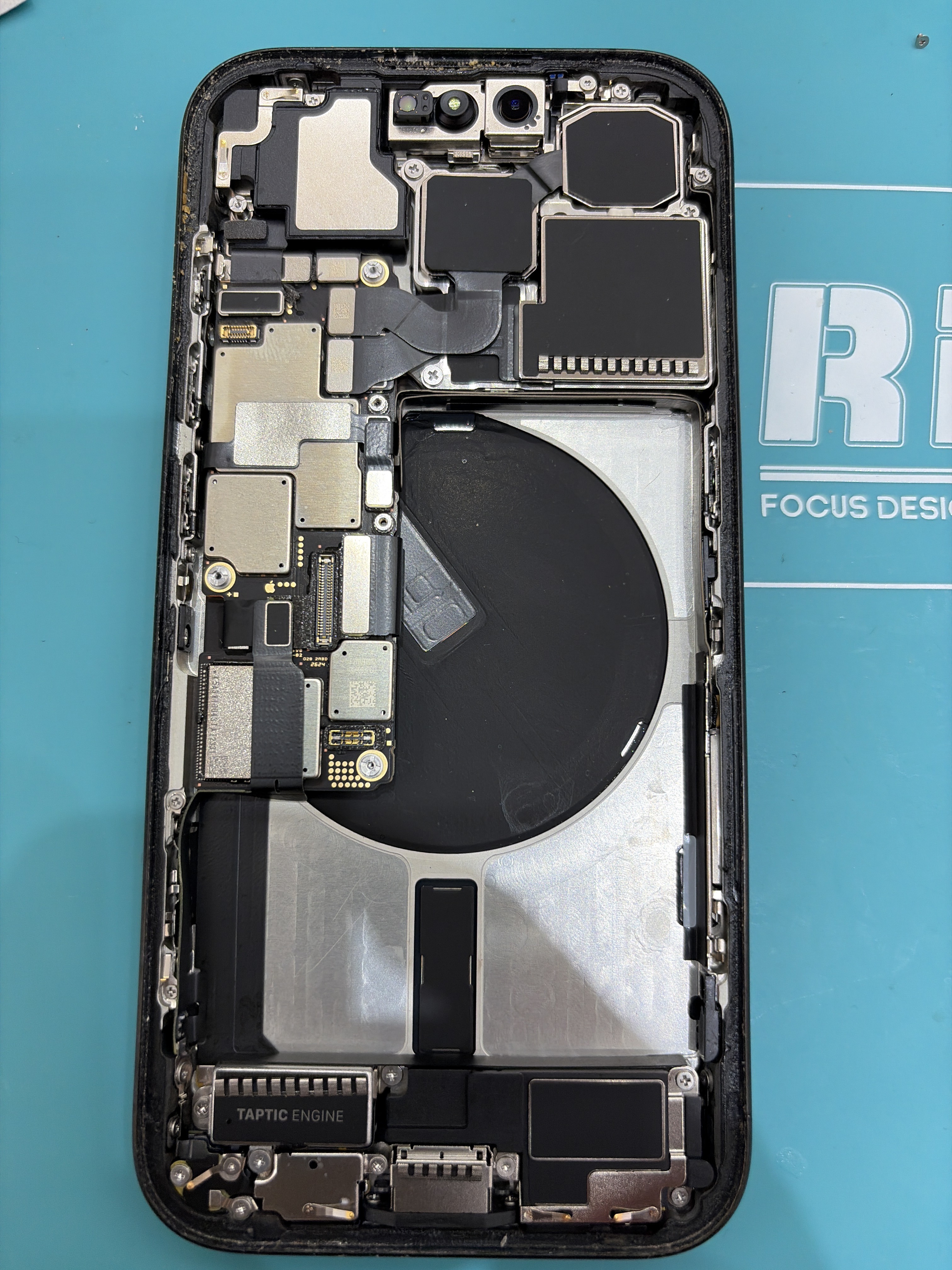 아이폰 iPhone 15 Pro 수리 작업 중 — 다올리페어 직영점 진행