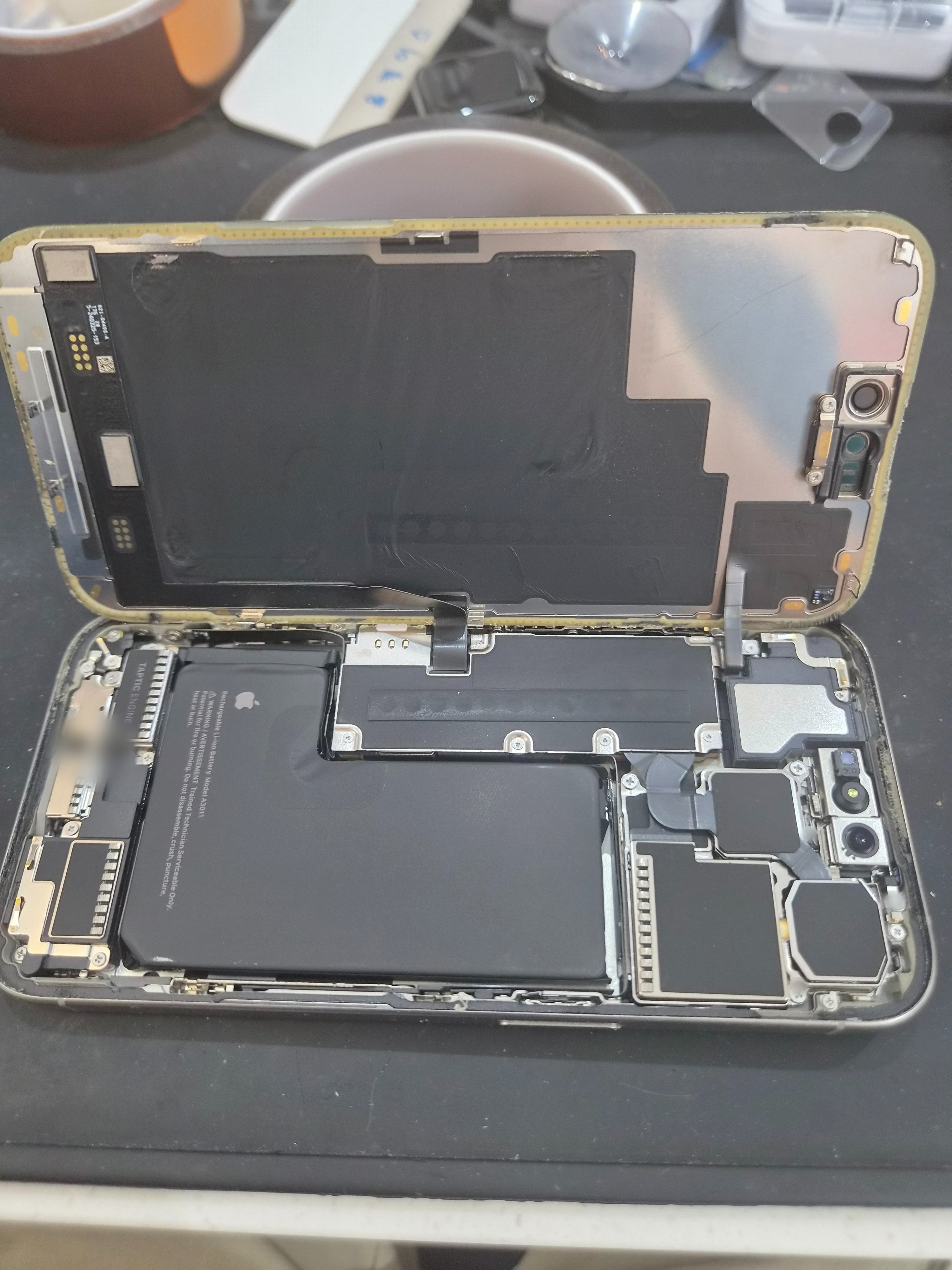 아이폰 iPhone 15 Pro 내부 분해 — 정밀 작업 단계