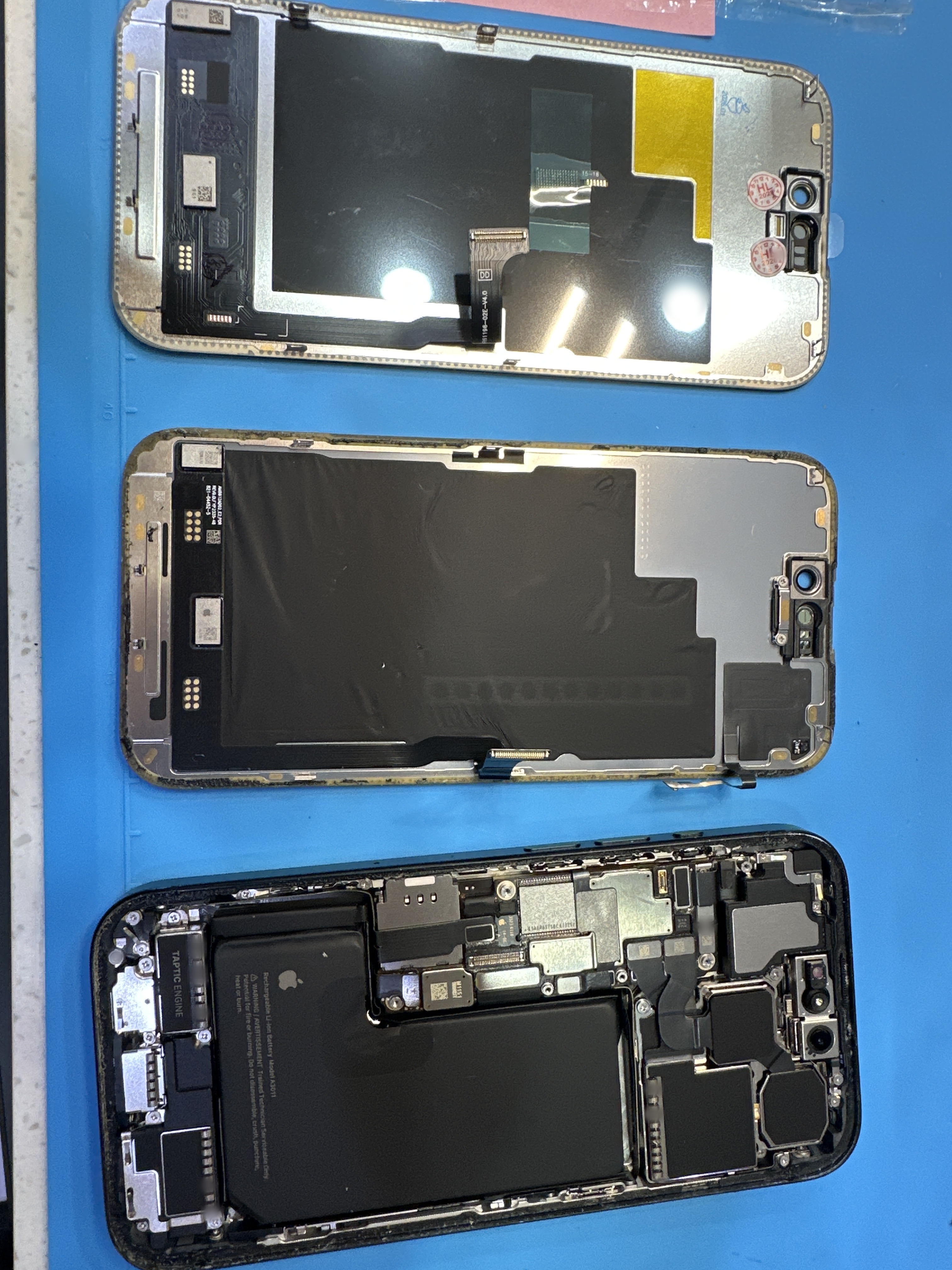 아이폰 15 프로 (iPhone 15 Pro) 액정 수리 후기 수리 작업 중 — 다올리페어 직영점 진행