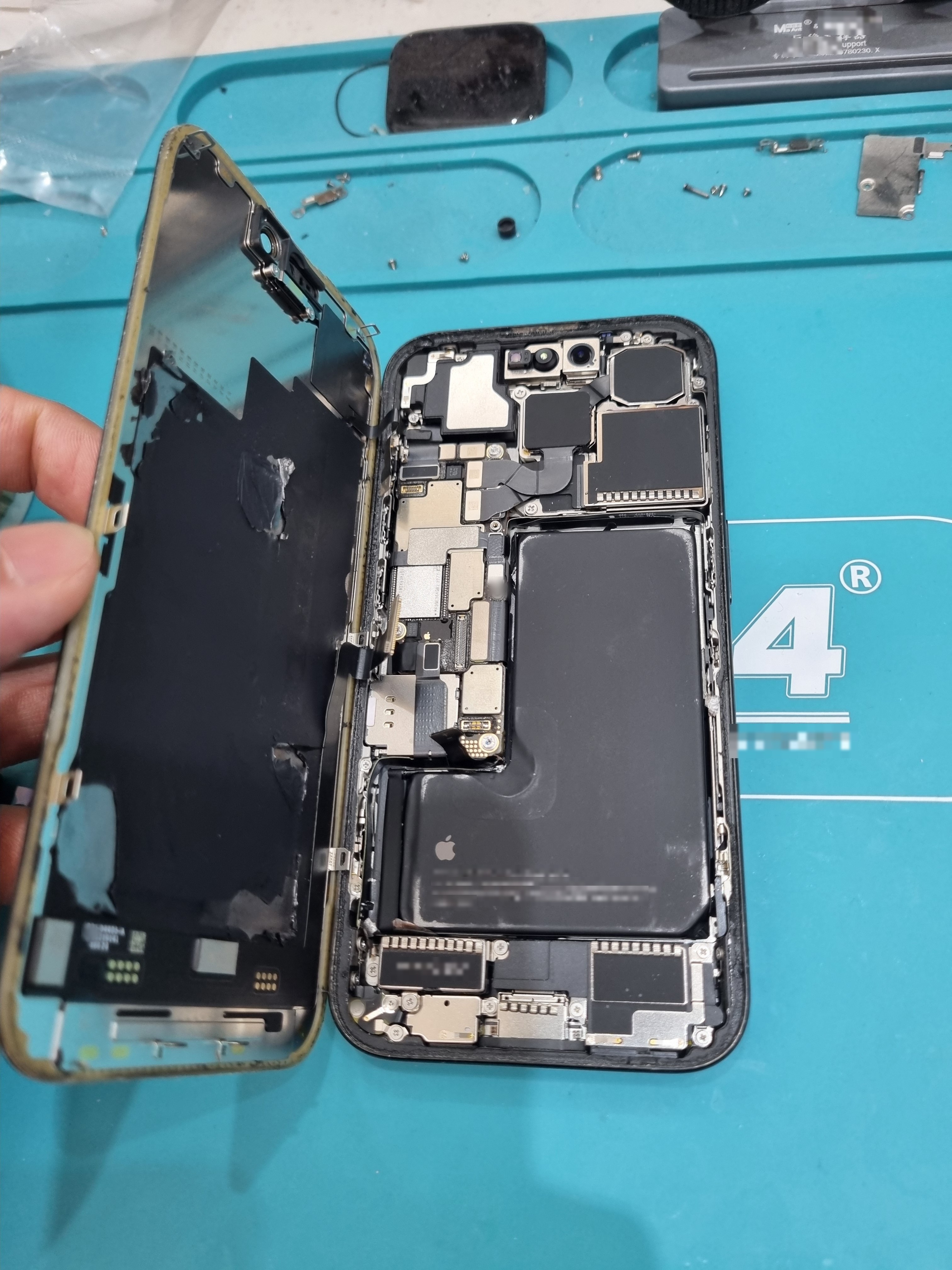 아이폰 15 프로 (iPhone 15 Pro) 갑자기 꺼짐 → 배터리 내부 분해 — 정밀 작업 단계