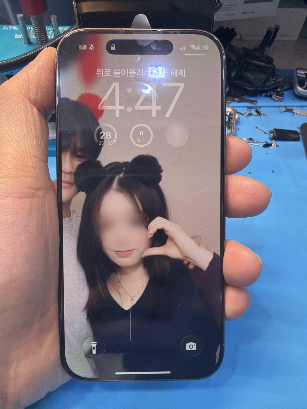 아이폰 16 Pro 수리 작업 중 — 다올리페어 직영점 진행