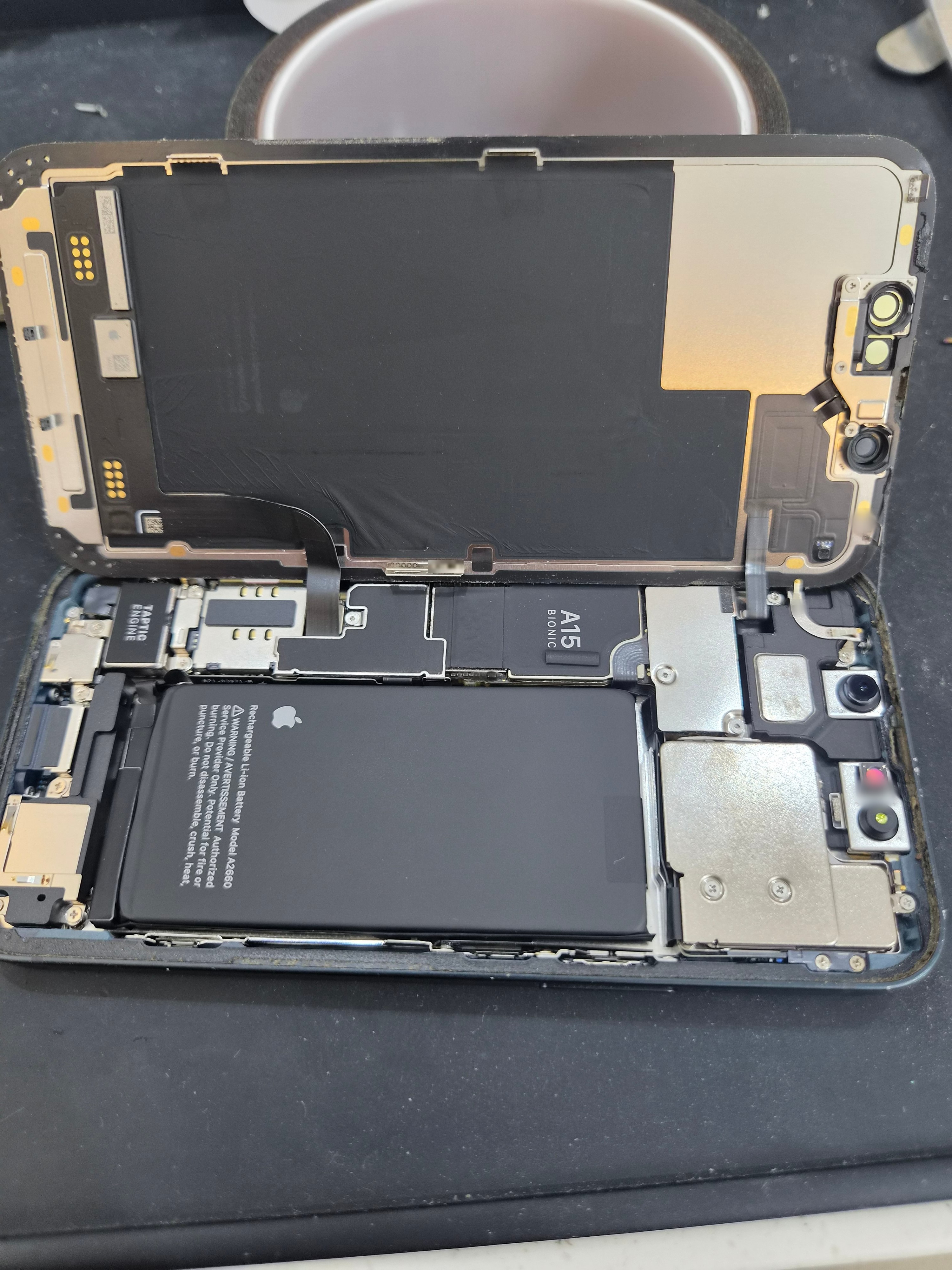 아이폰 iPhone 13 mini 내부 분해 — 정밀 작업 단계