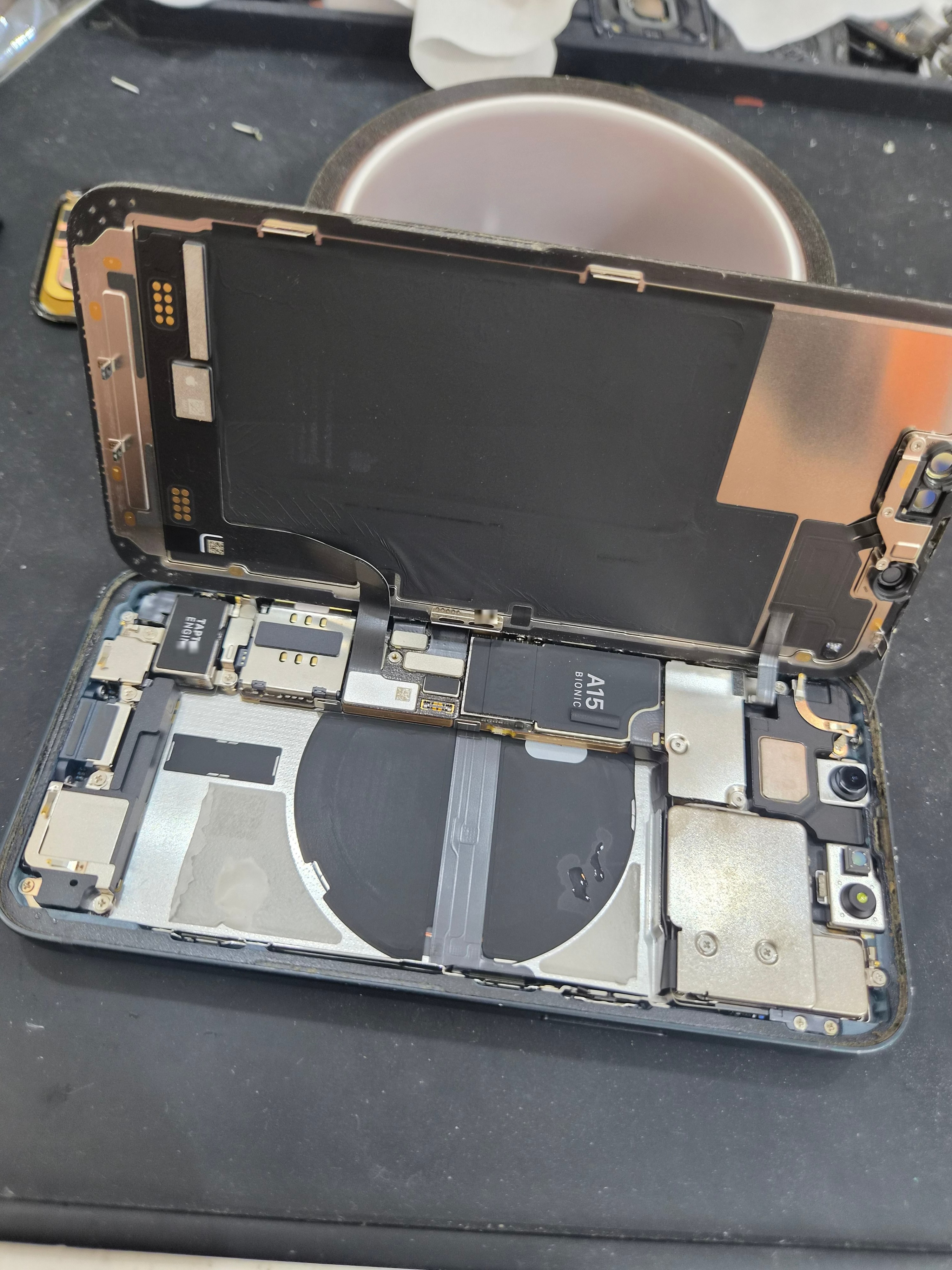 아이폰 iPhone 13 mini 수리 작업 중 — 다올리페어 직영점 진행