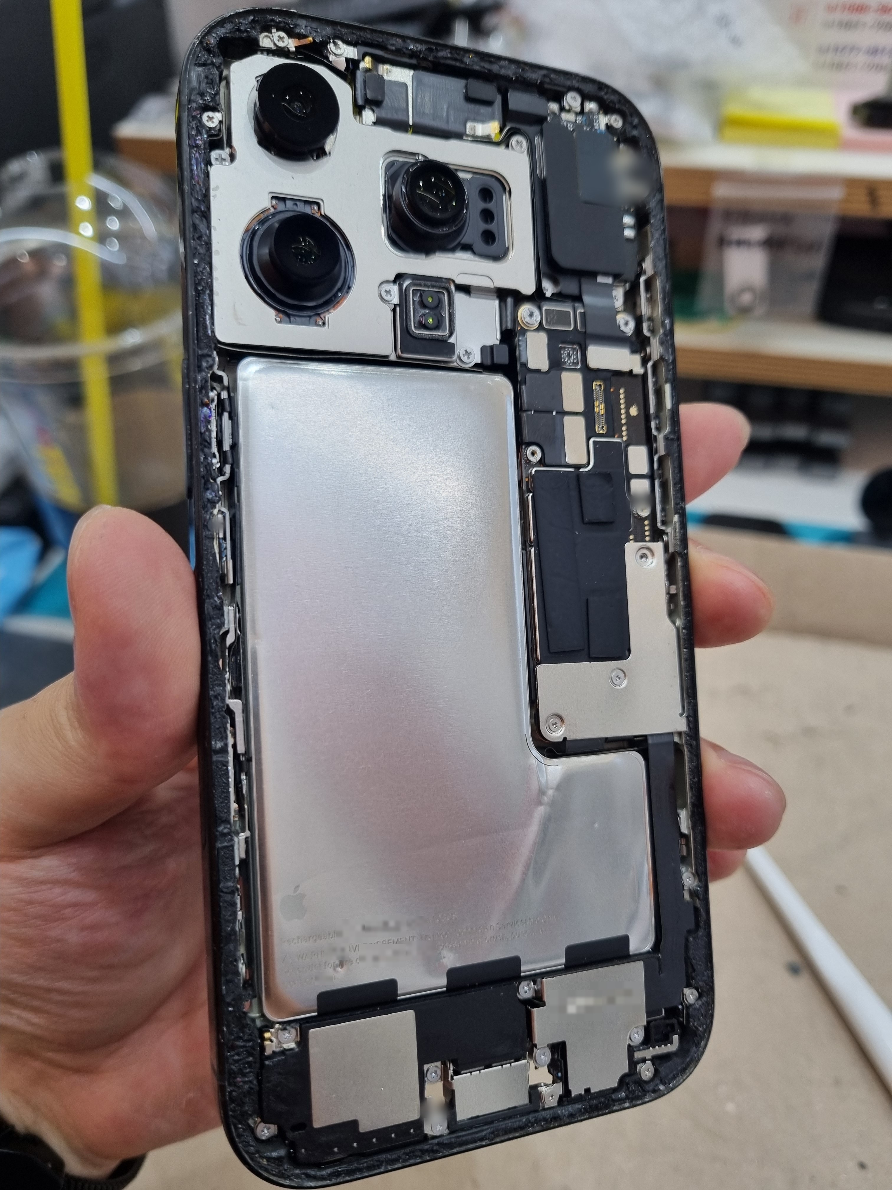 아이폰 16 프로 (iPhone 16 Pro) 앞뒤 동시 수리 비용 내부 분해 — 정밀 작업 단계