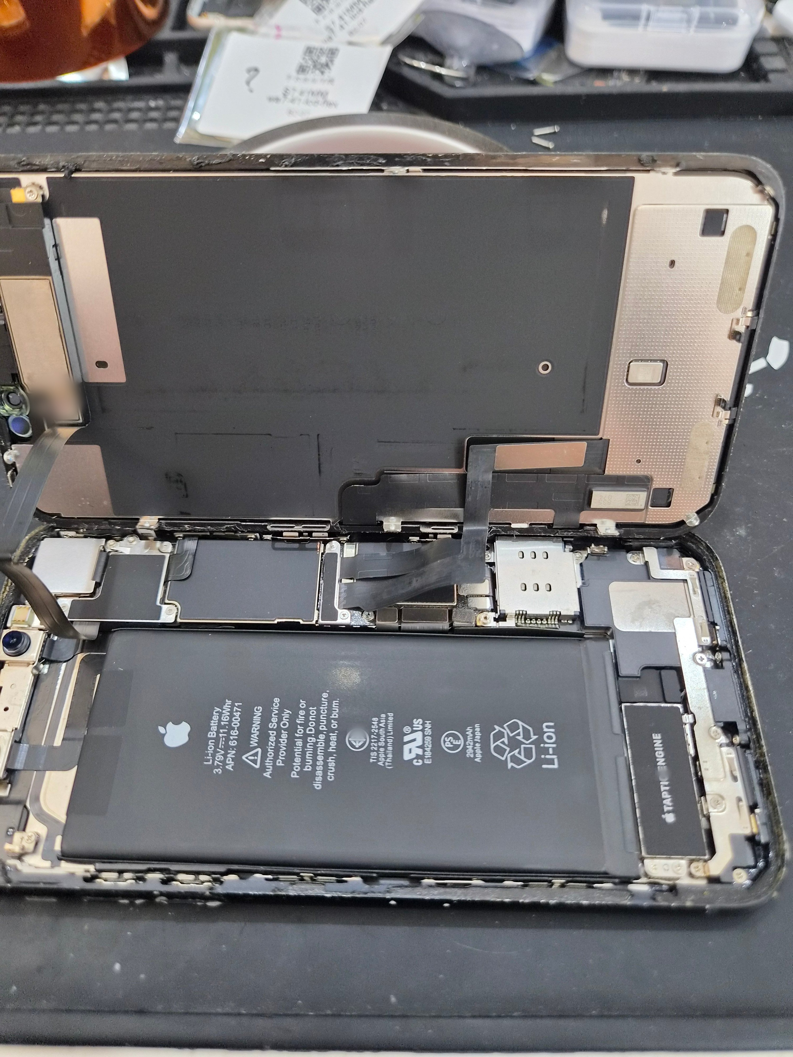 아이폰 iPhone XR 내부 분해 — 정밀 작업 단계