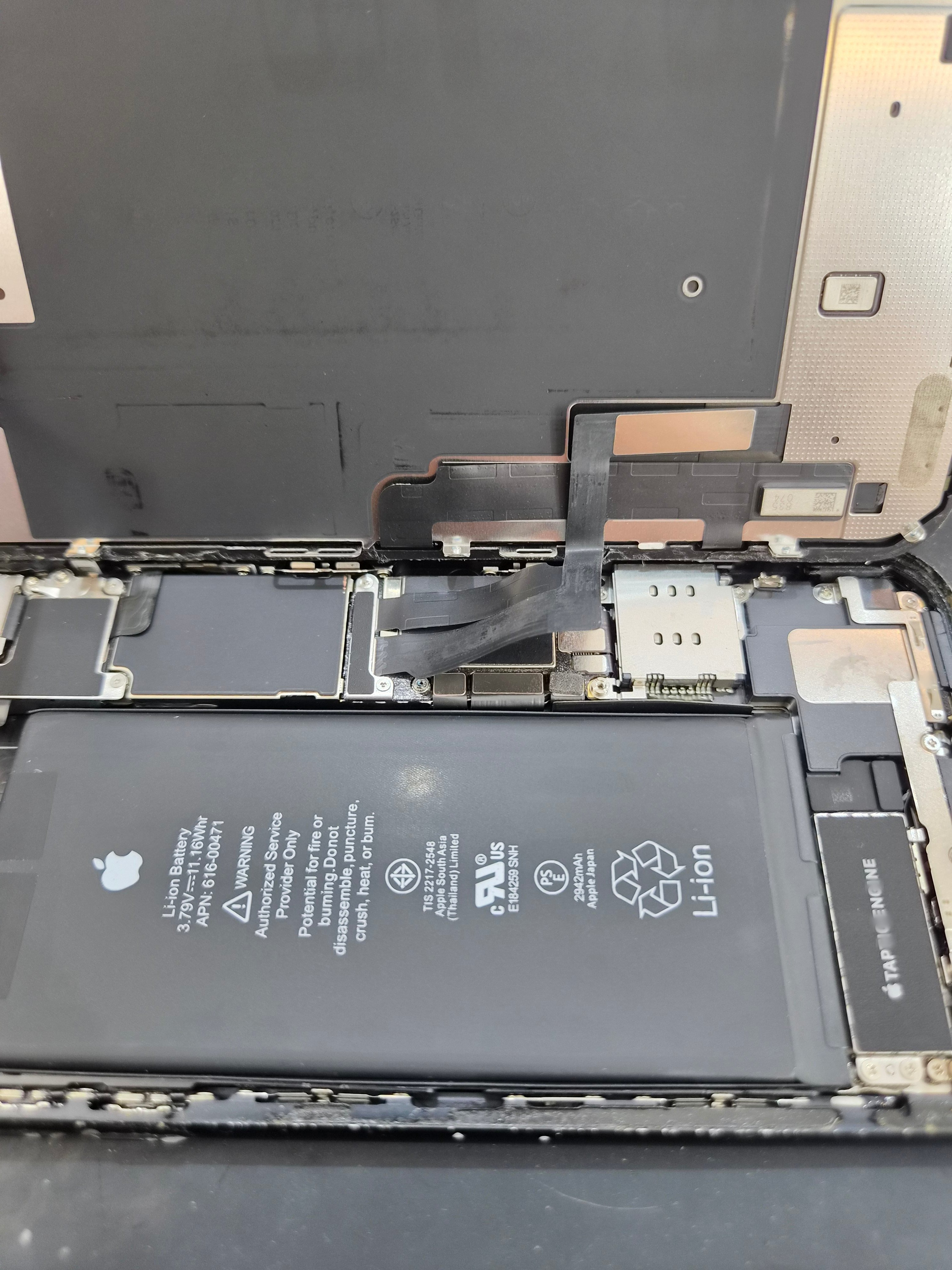 아이폰 iPhone XR 수리 작업 중 — 다올리페어 직영점 진행