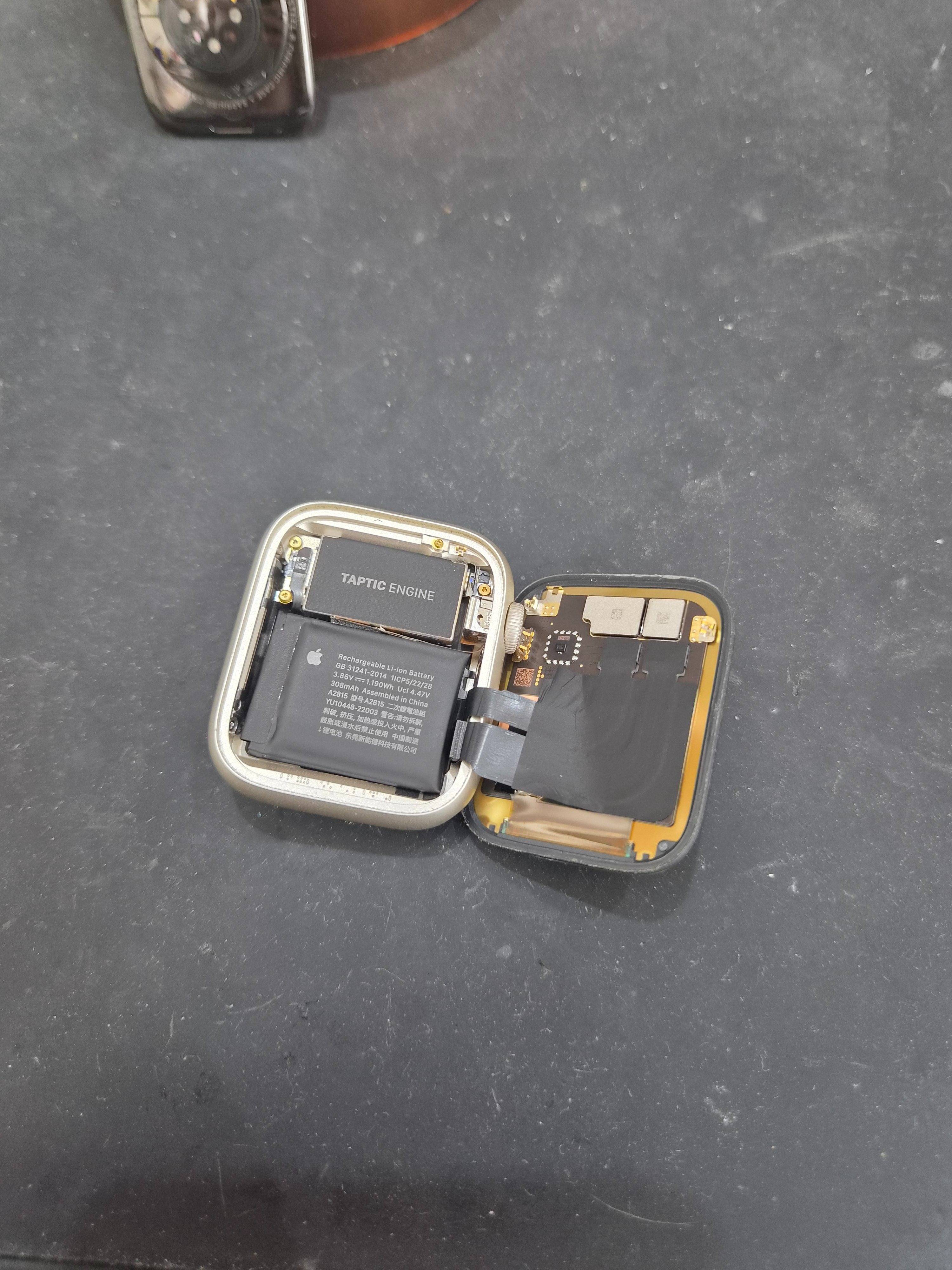 애플워치 Apple Watch Series 8 (45mm) 수리 작업 중 — 다올리페어 직영점 진행