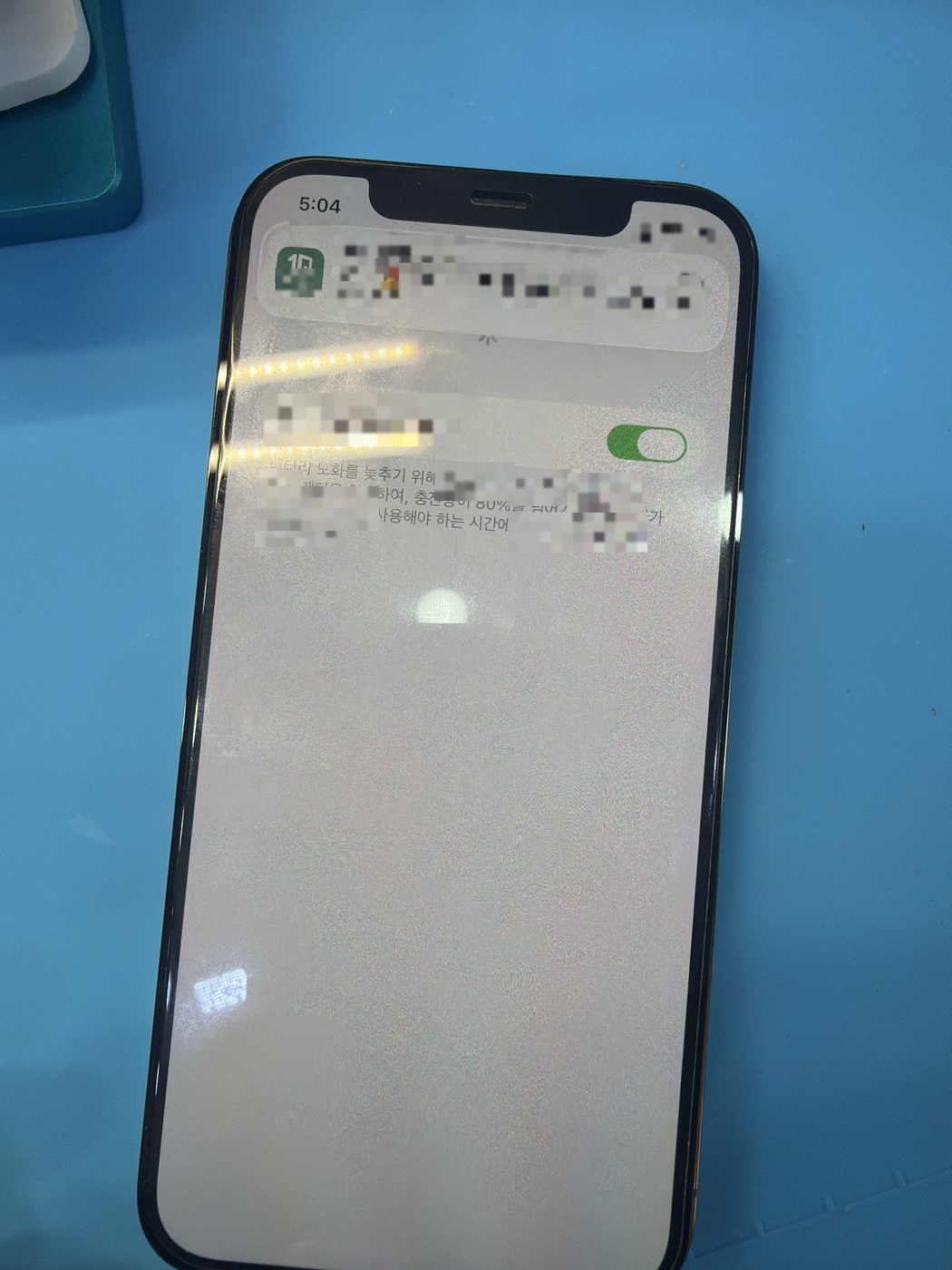 아이폰 12 Pro 수리 작업 중 — 다올리페어 직영점 진행