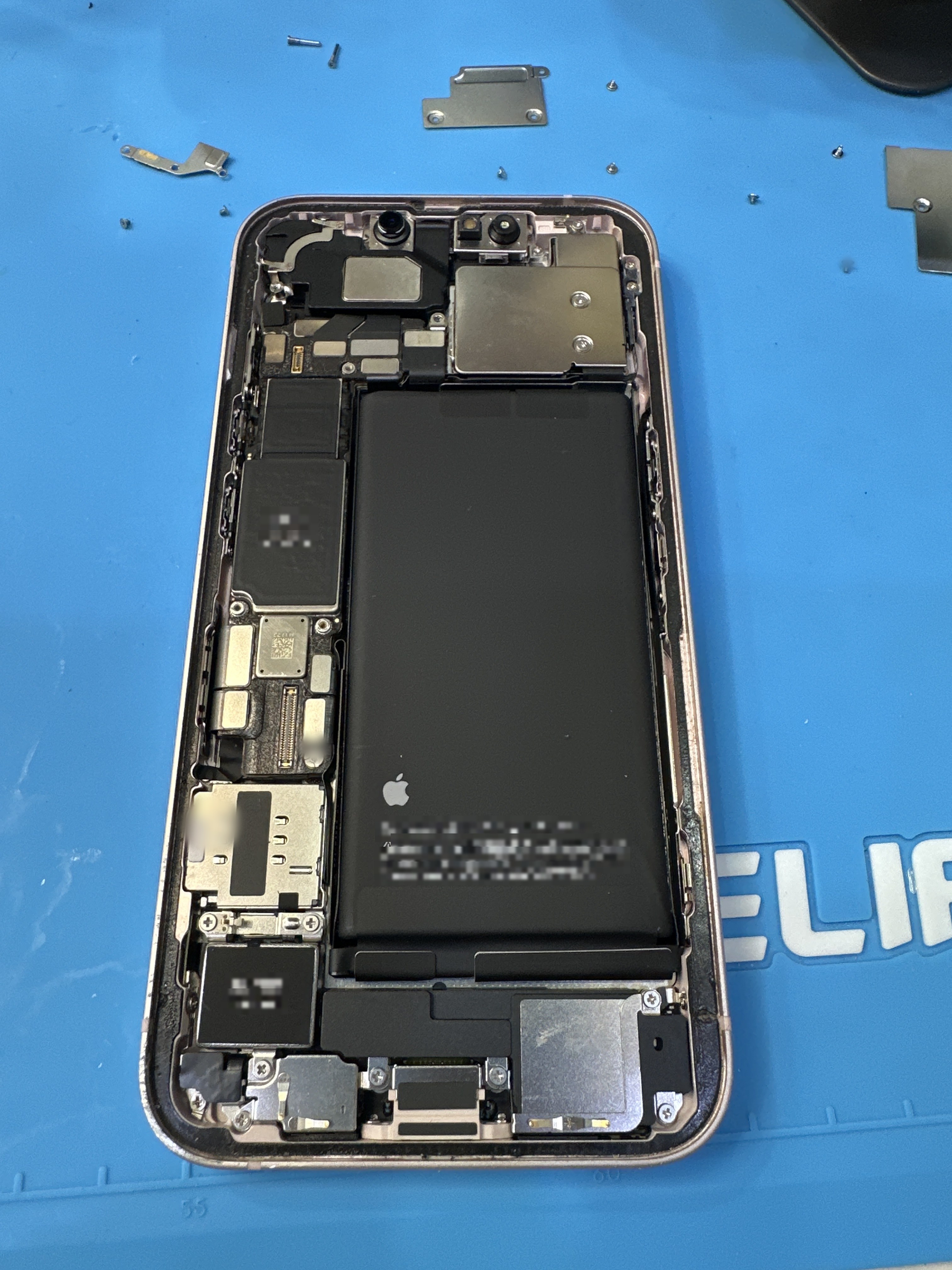 아이폰 13 (iPhone 13) 액정 교체 비용 가격 내부 분해 — 정밀 작업 단계