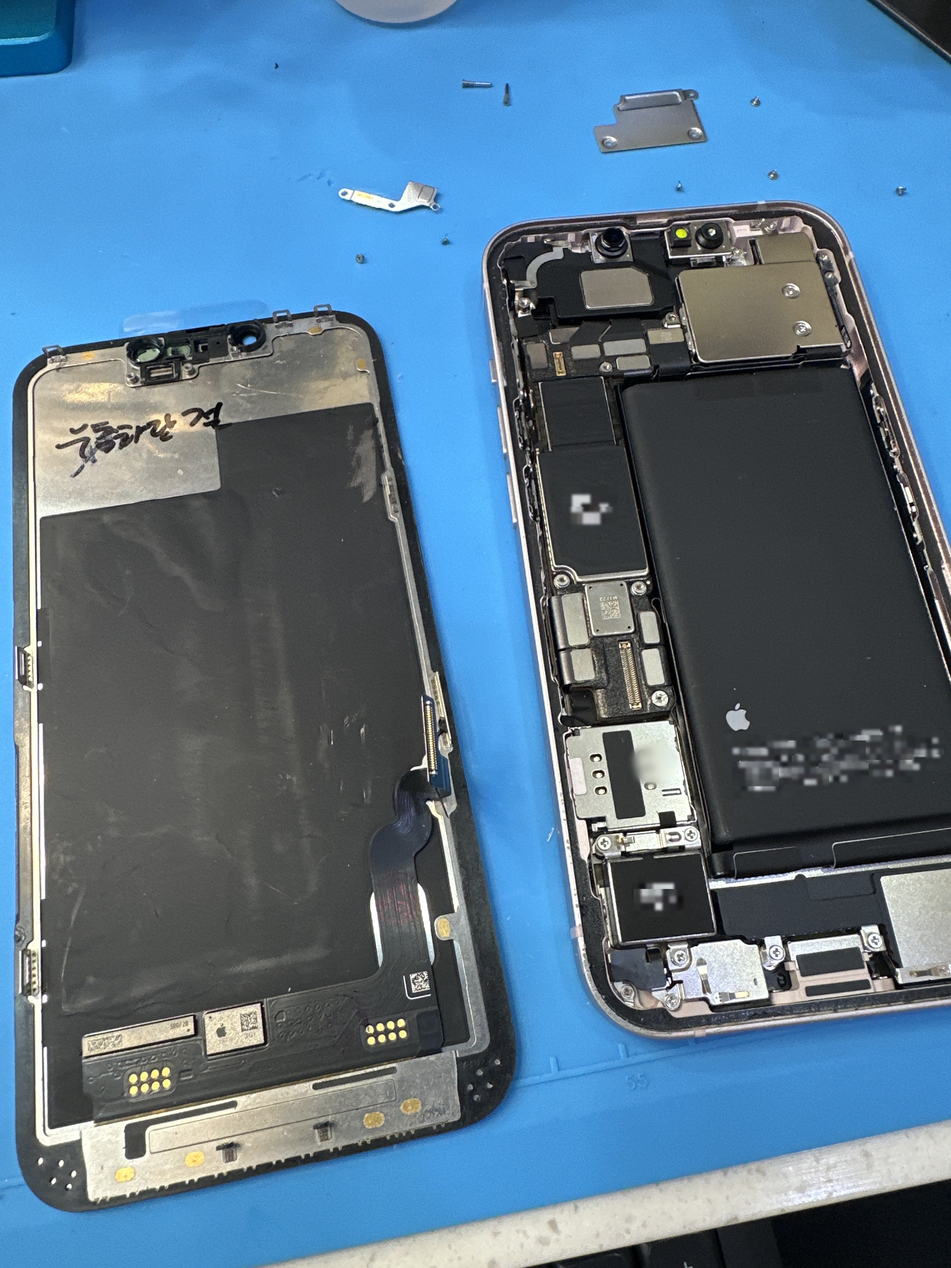 아이폰 13 (iPhone 13) 액정 교체 비용 가격 수리 작업 중 — 다올리페어 직영점 진행