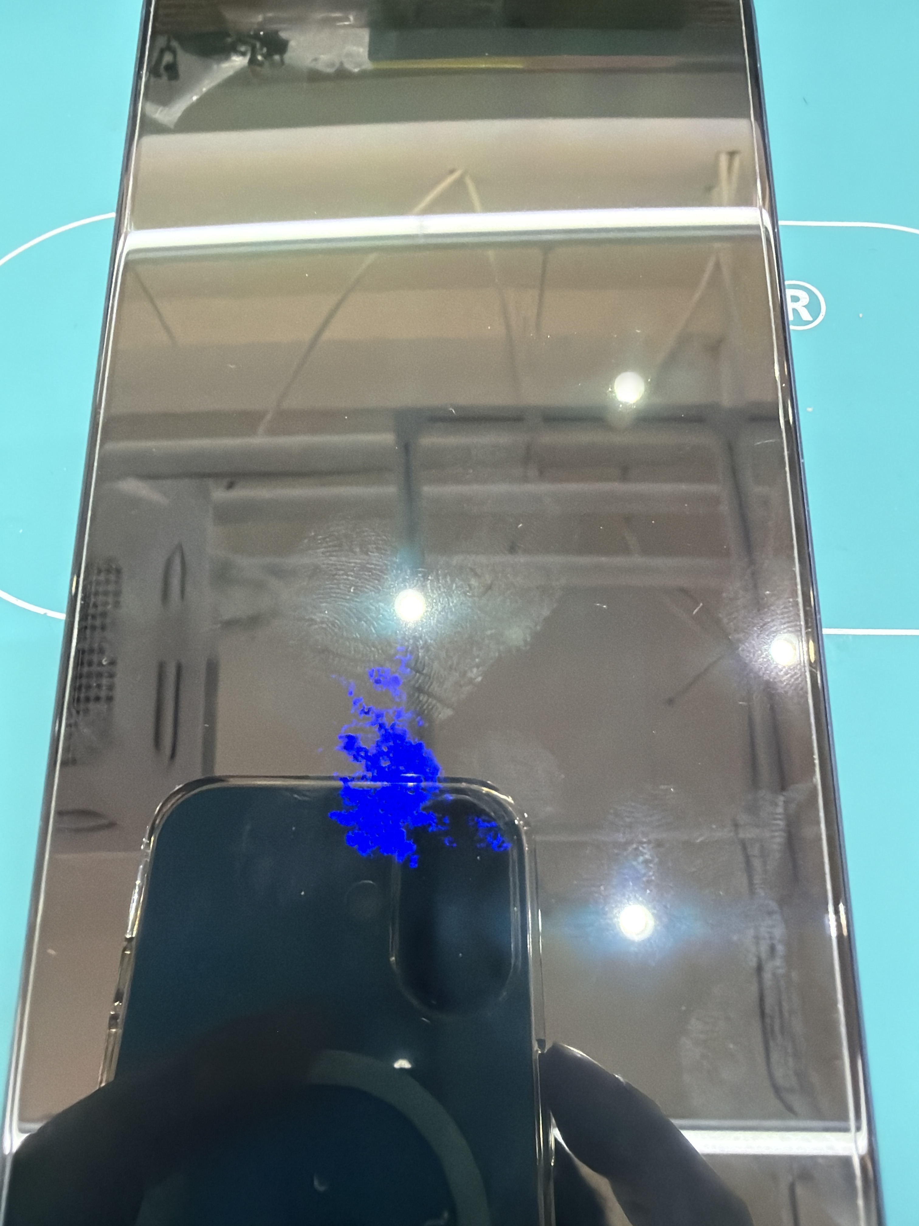 아이폰 17 Pro Max 수리 전 — 액정 깨짐