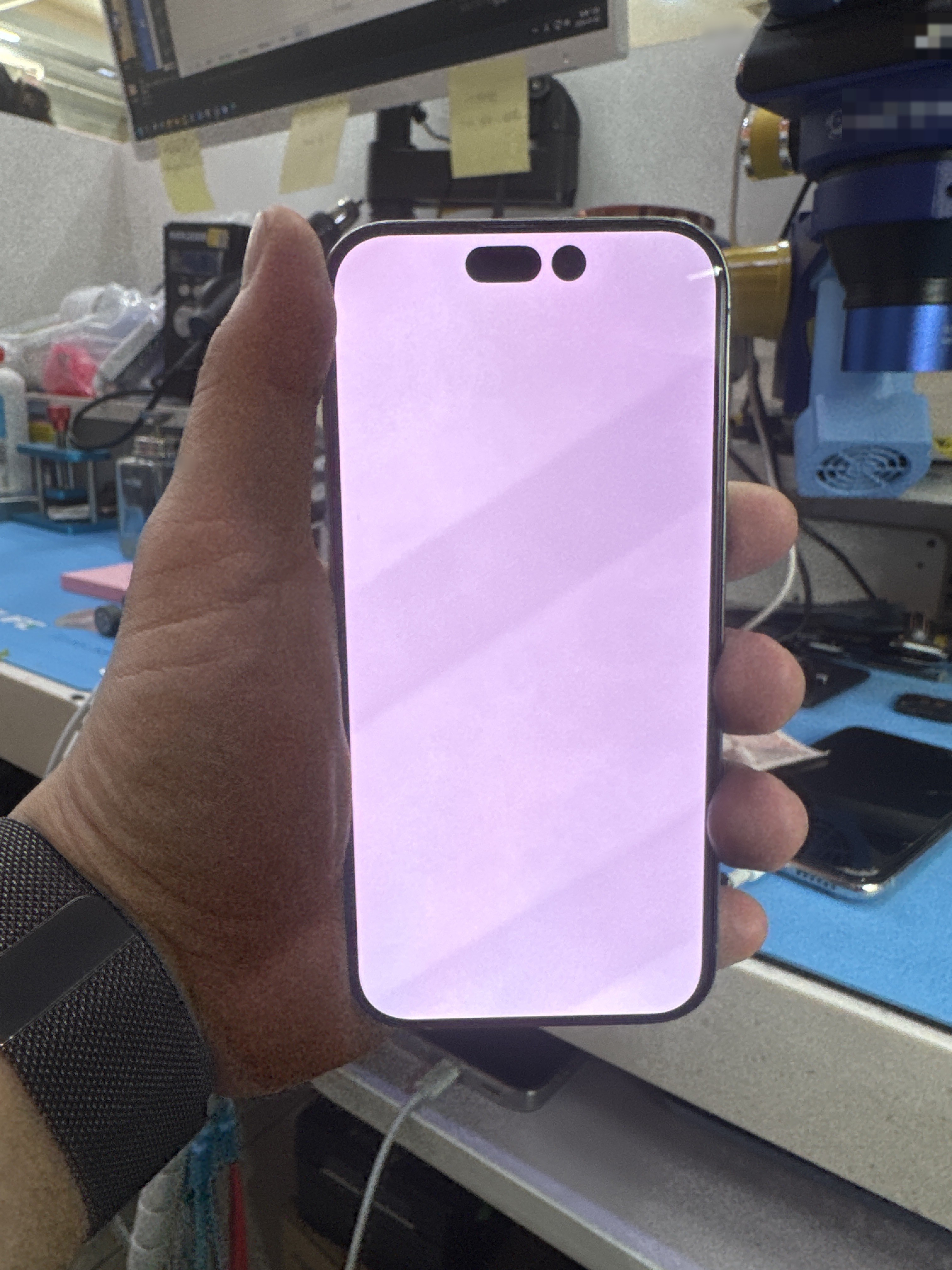 아이폰 15 Pro 수리 전 — 액정 깨짐