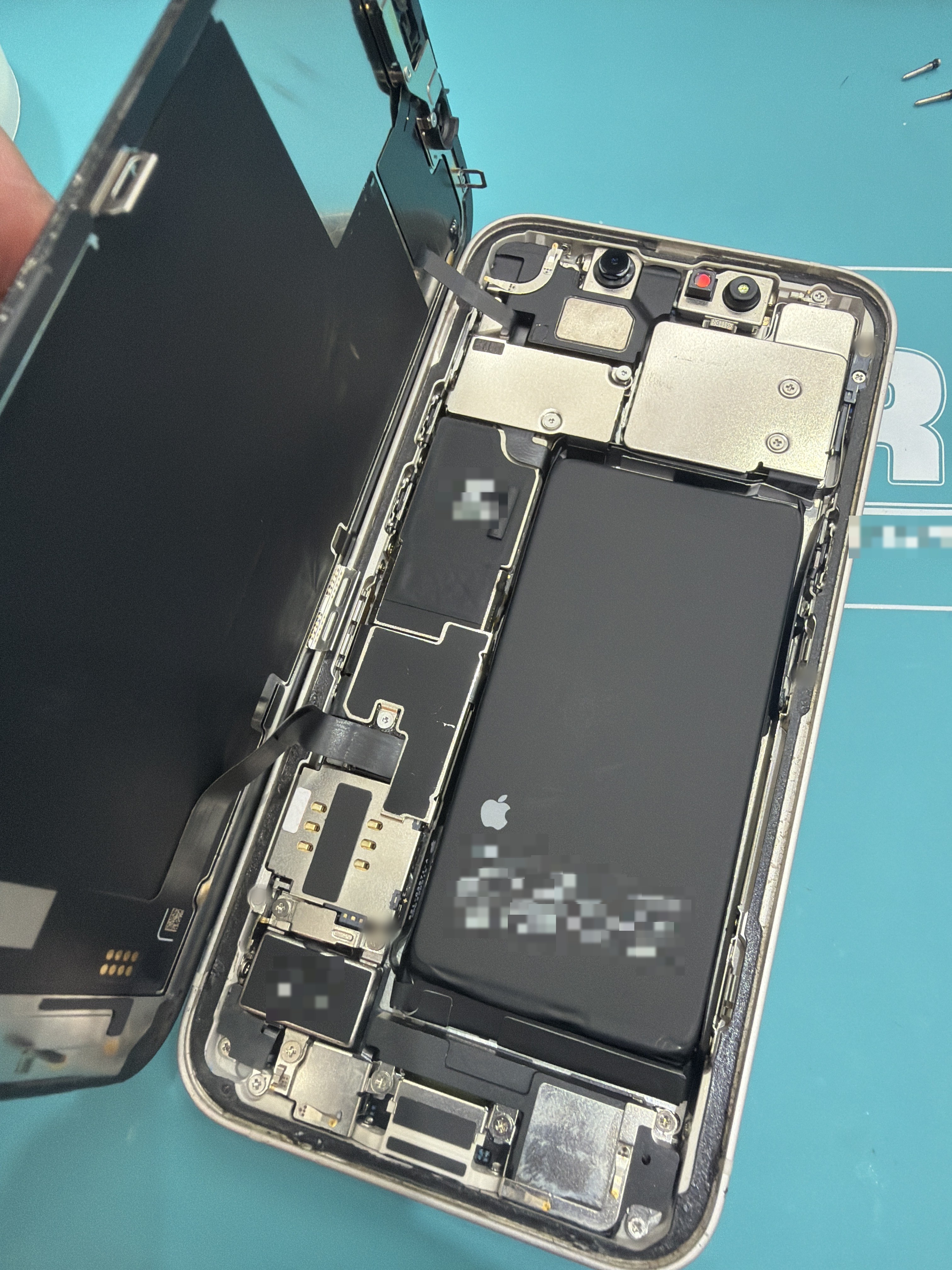 아이폰 iPhone 13 mini 내부 분해 — 정밀 작업 단계