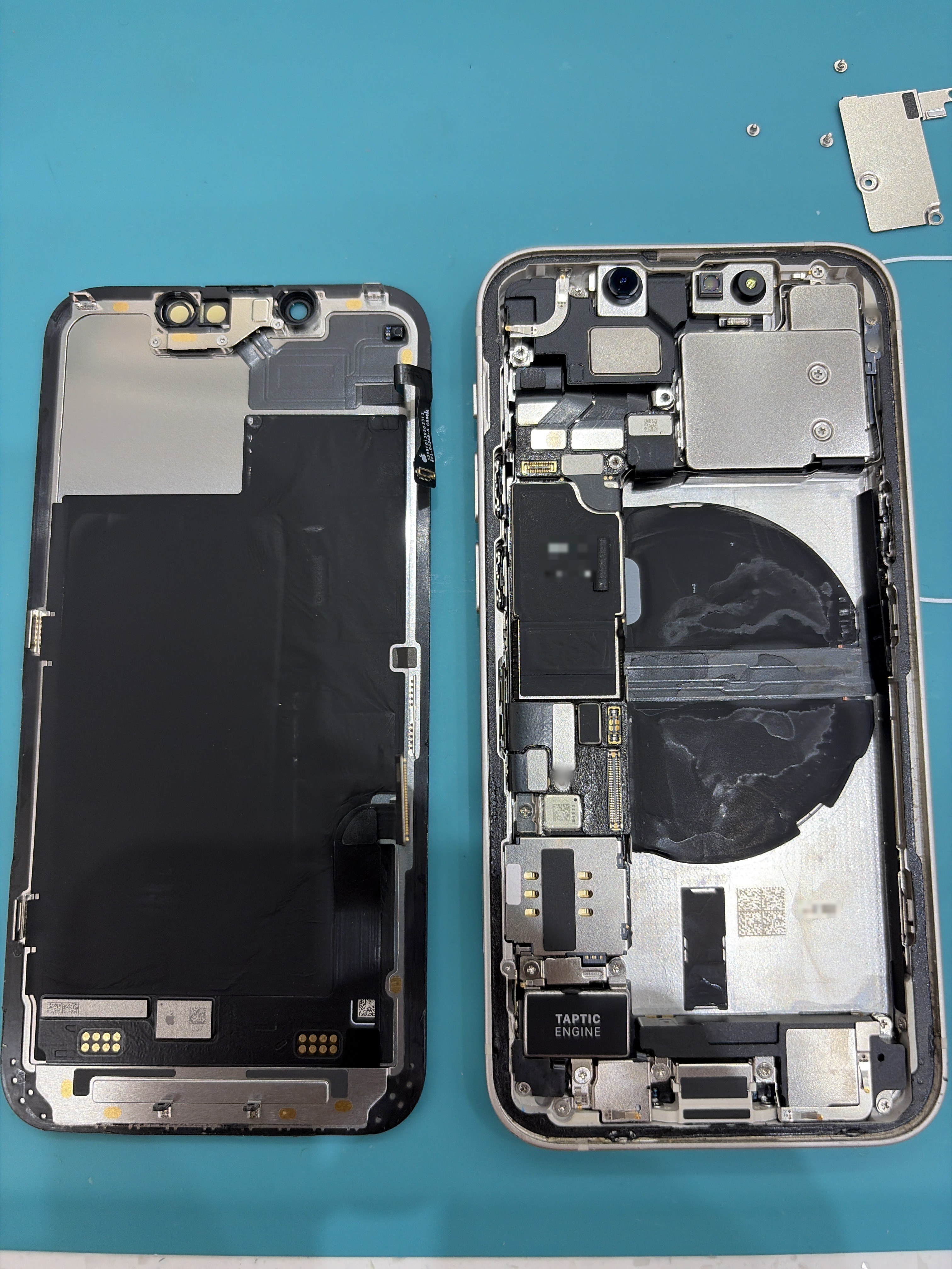 아이폰 iPhone 13 mini 수리 작업 중 — 다올리페어 직영점 진행