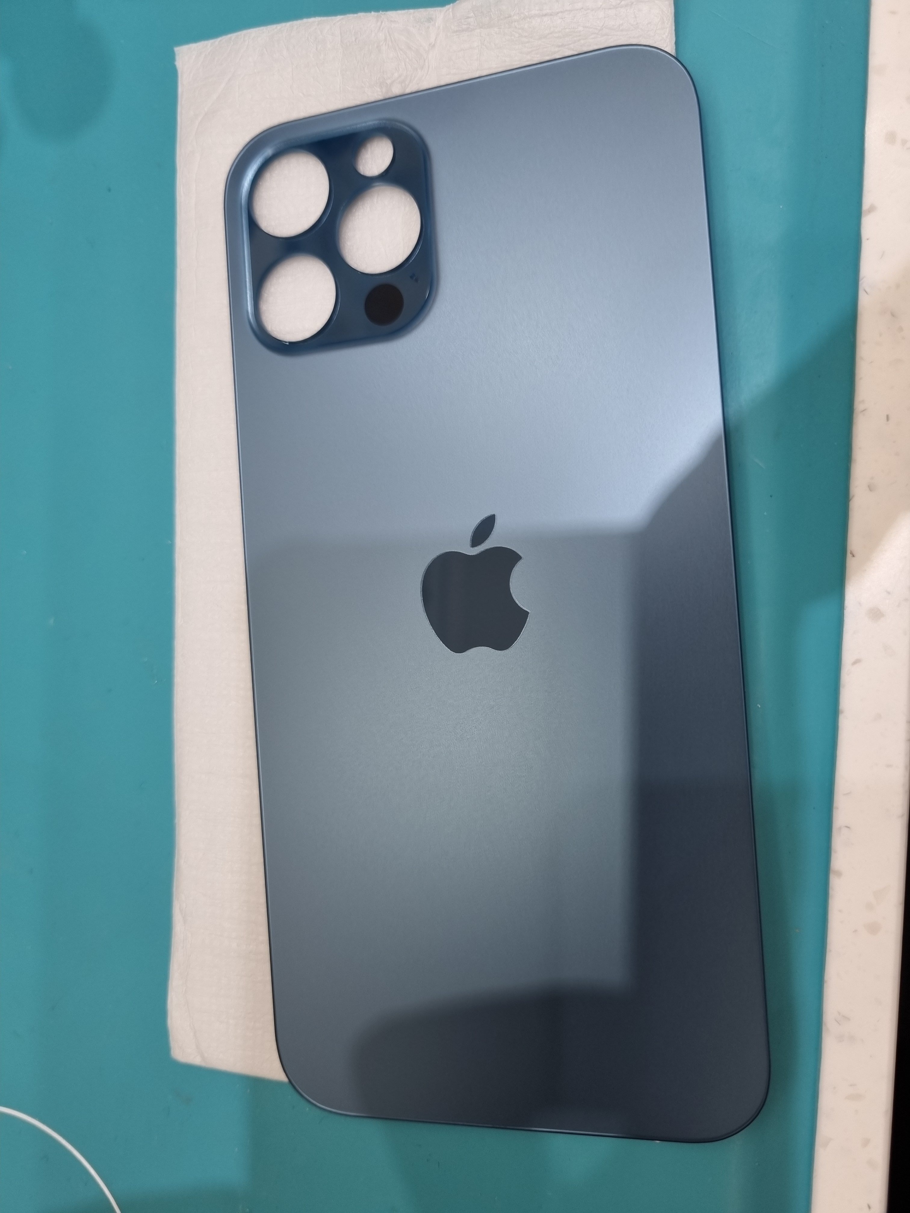 아이폰 12 프로 (iPhone 12 Pro) 뒷판 깨짐 수리 가격 교체 부품 — 매장 검수 완료 부품