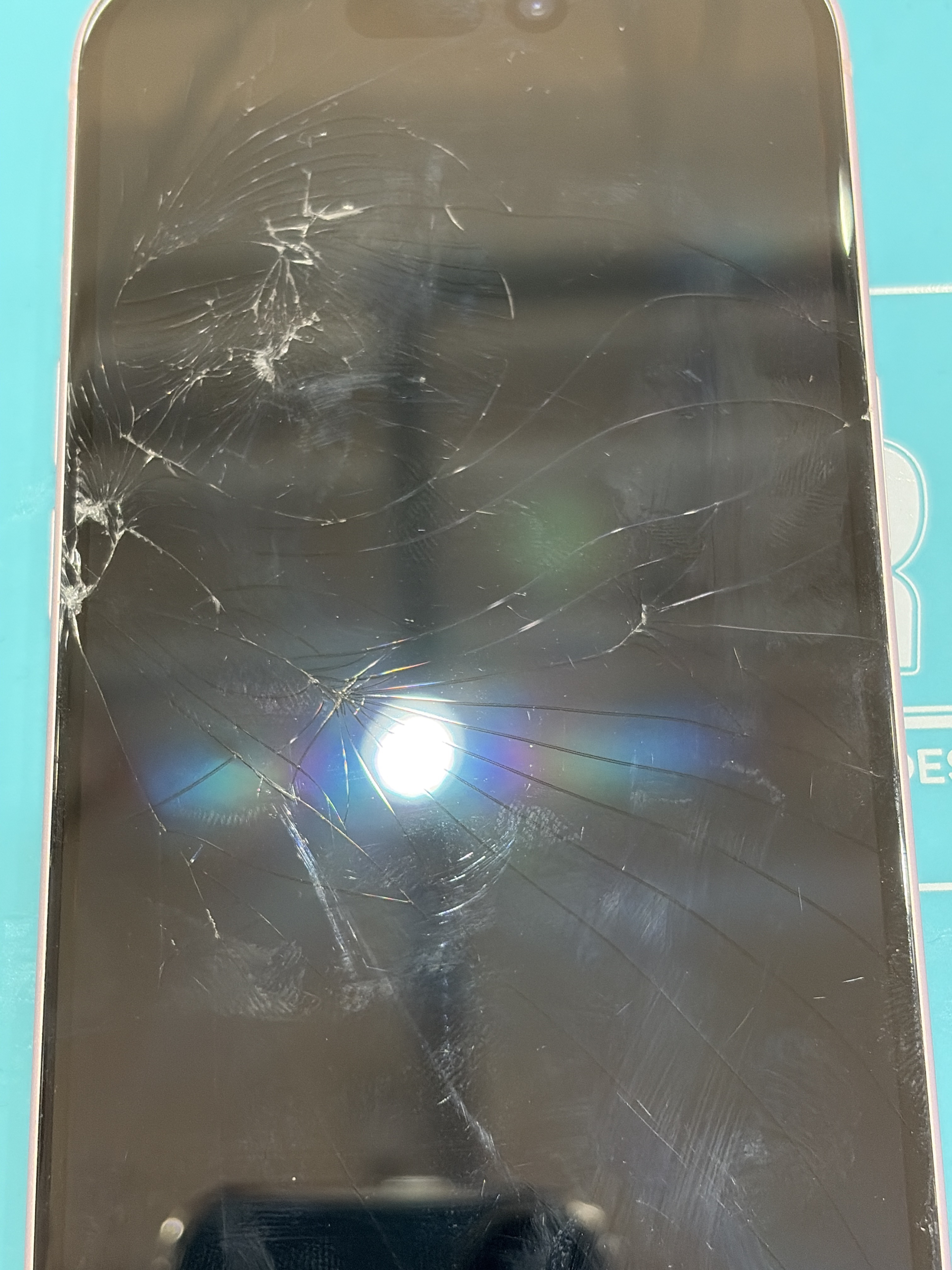 아이폰 iPhone 15 수리 전 — 액정 깨짐