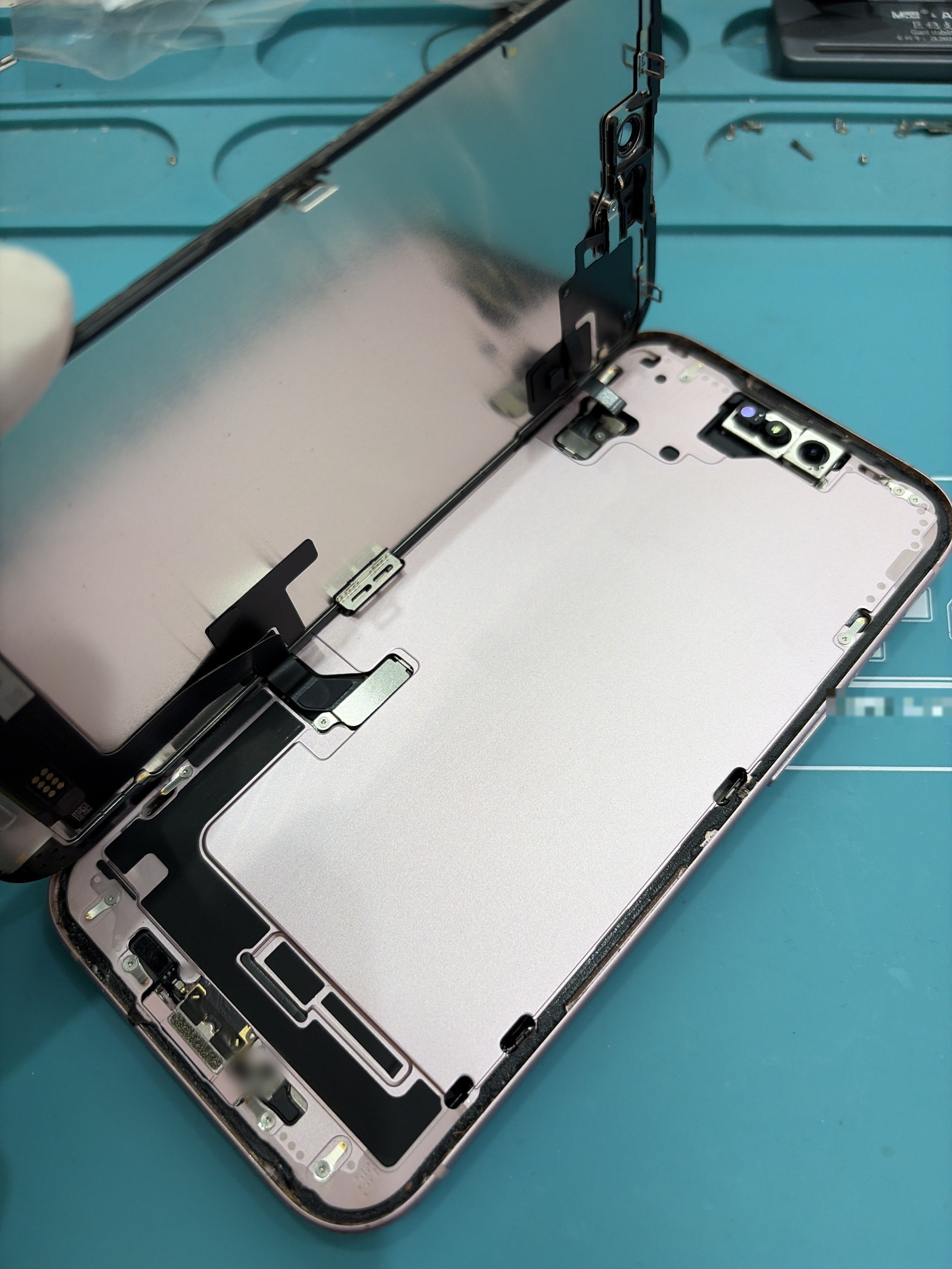 아이폰 iPhone 15 내부 분해 — 정밀 작업 단계