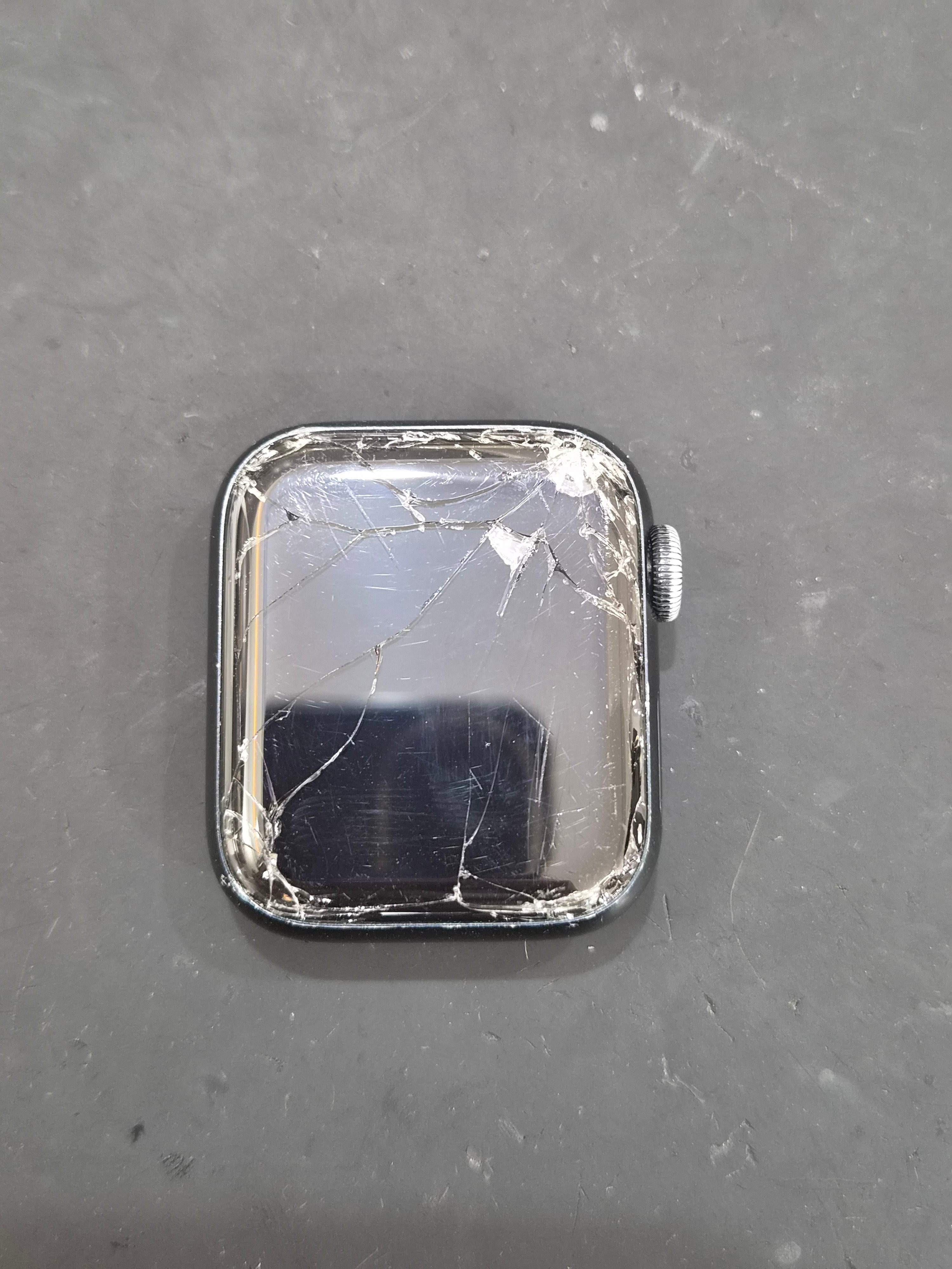 애플워치 Apple Watch SE (2세대) 수리 전 — 액정 깨짐