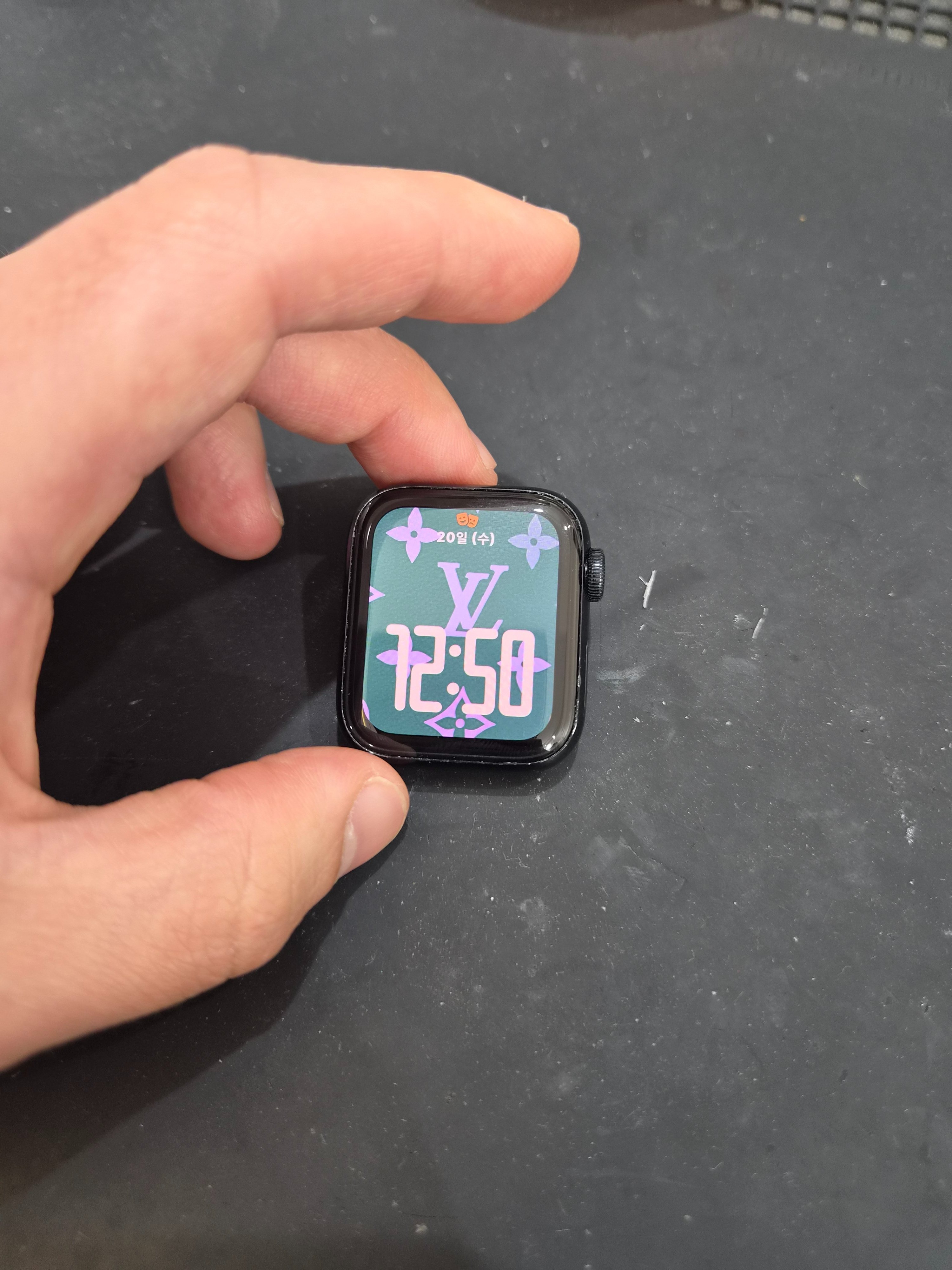 애플워치 SE 2세대 (Apple Watch SE 2) 액정 깨졌을 때 교체 비용 얼마일까, 신림점에서 확인하기