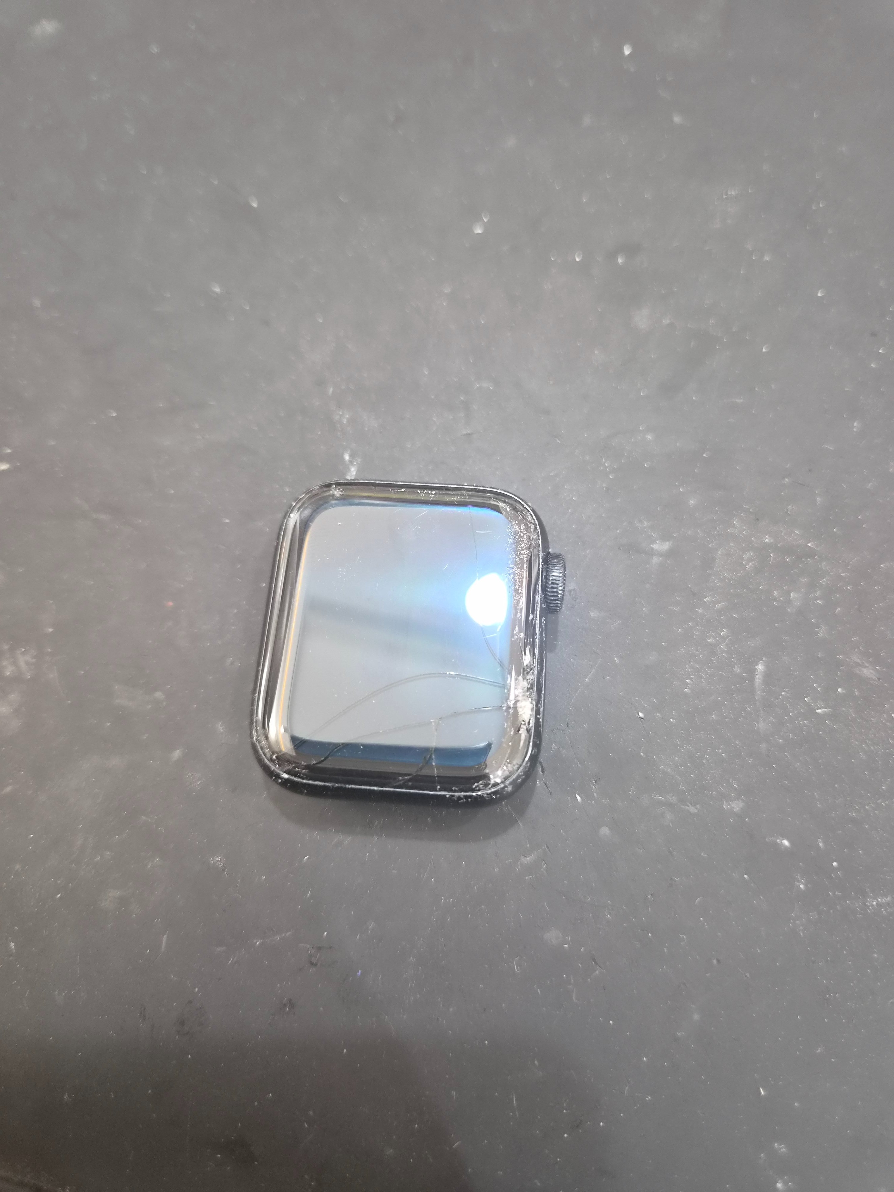애플워치 Apple Watch SE (2세대) 수리 전 — 액정 깨짐