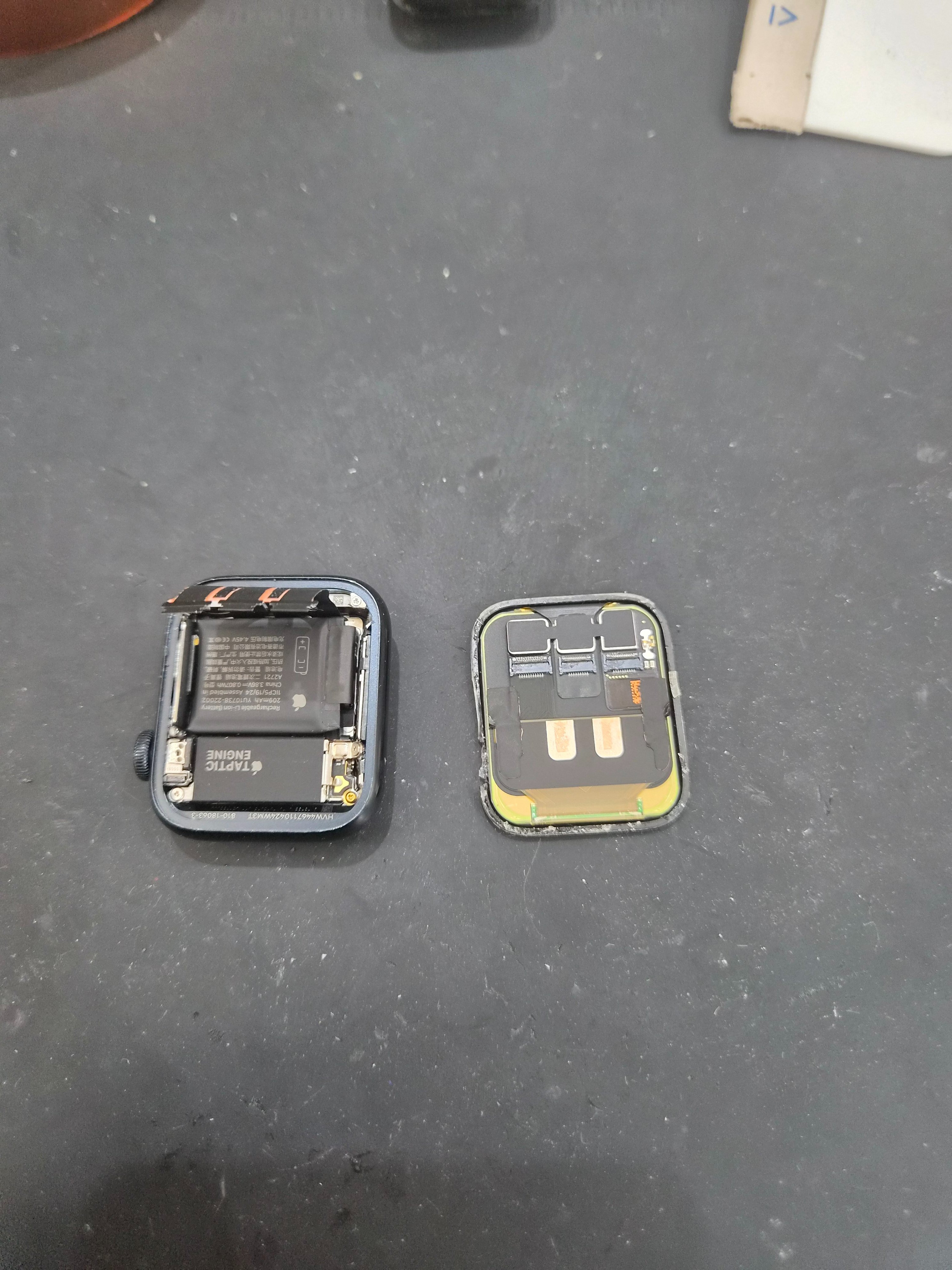 애플워치 Apple Watch SE (2세대) 내부 분해 — 정밀 작업 단계