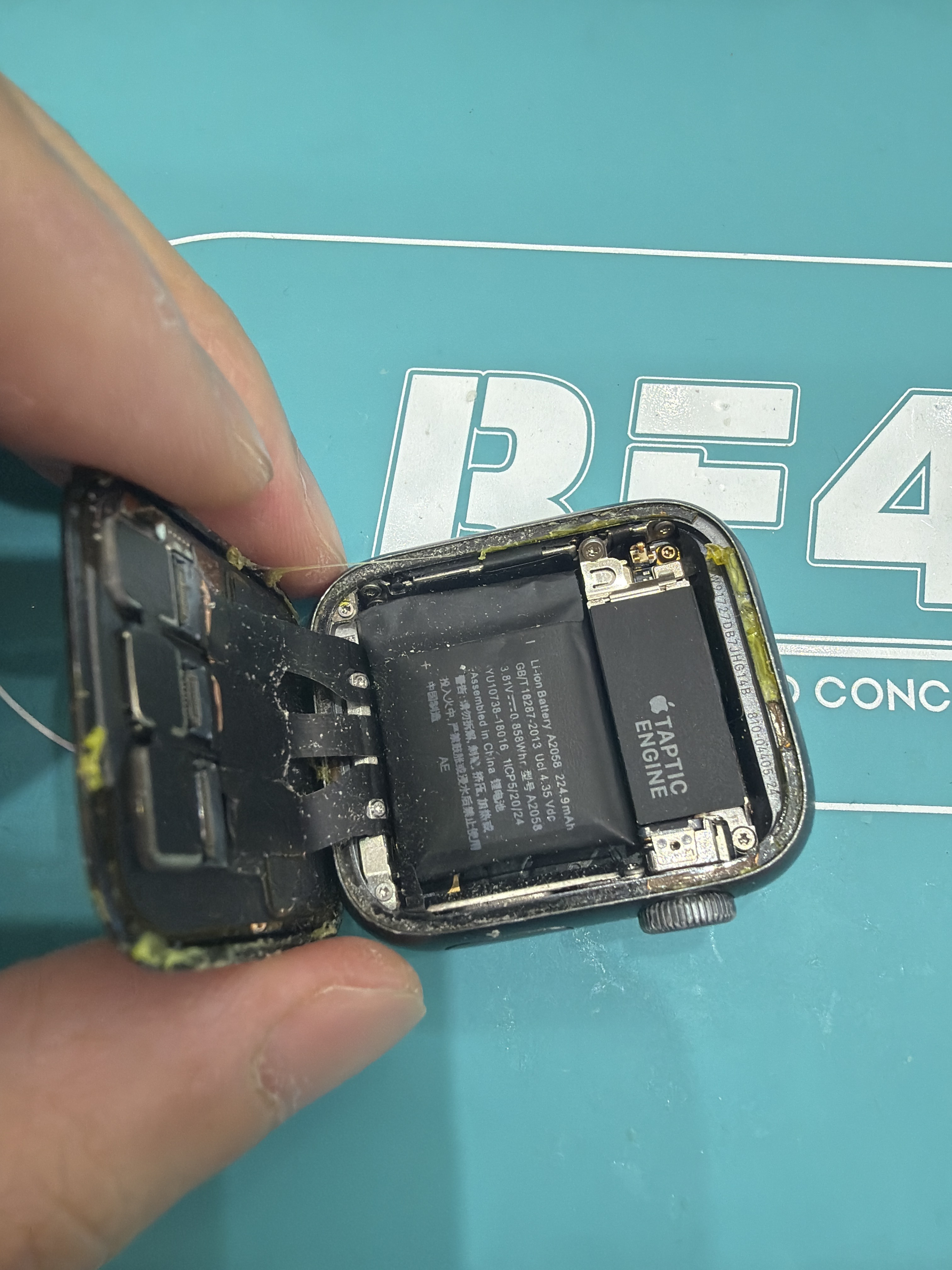 애플워치 Apple Watch Series 4 (40mm) 내부 분해 — 정밀 작업 단계