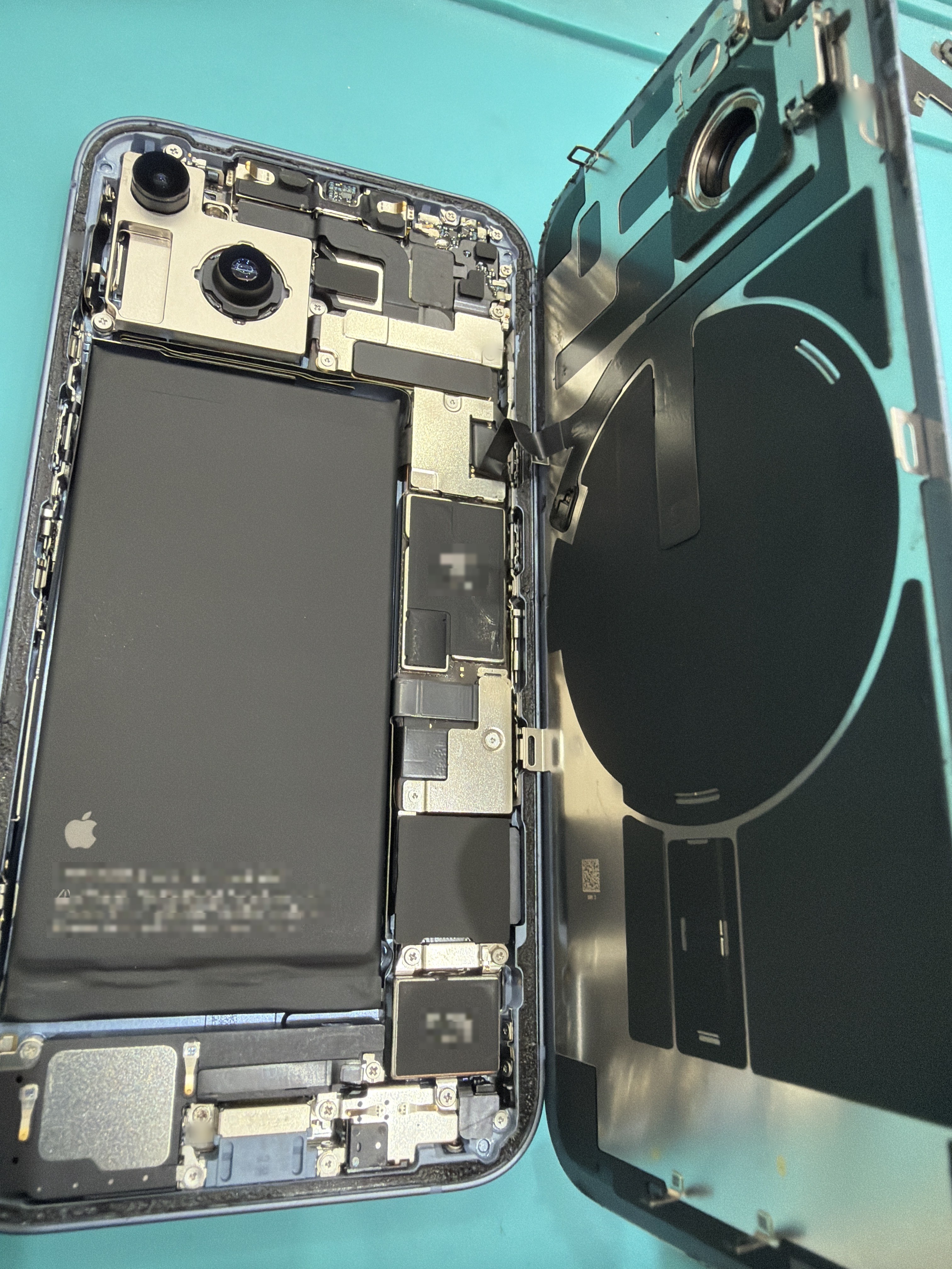 아이폰 iPhone 14 내부 분해 — 정밀 작업 단계