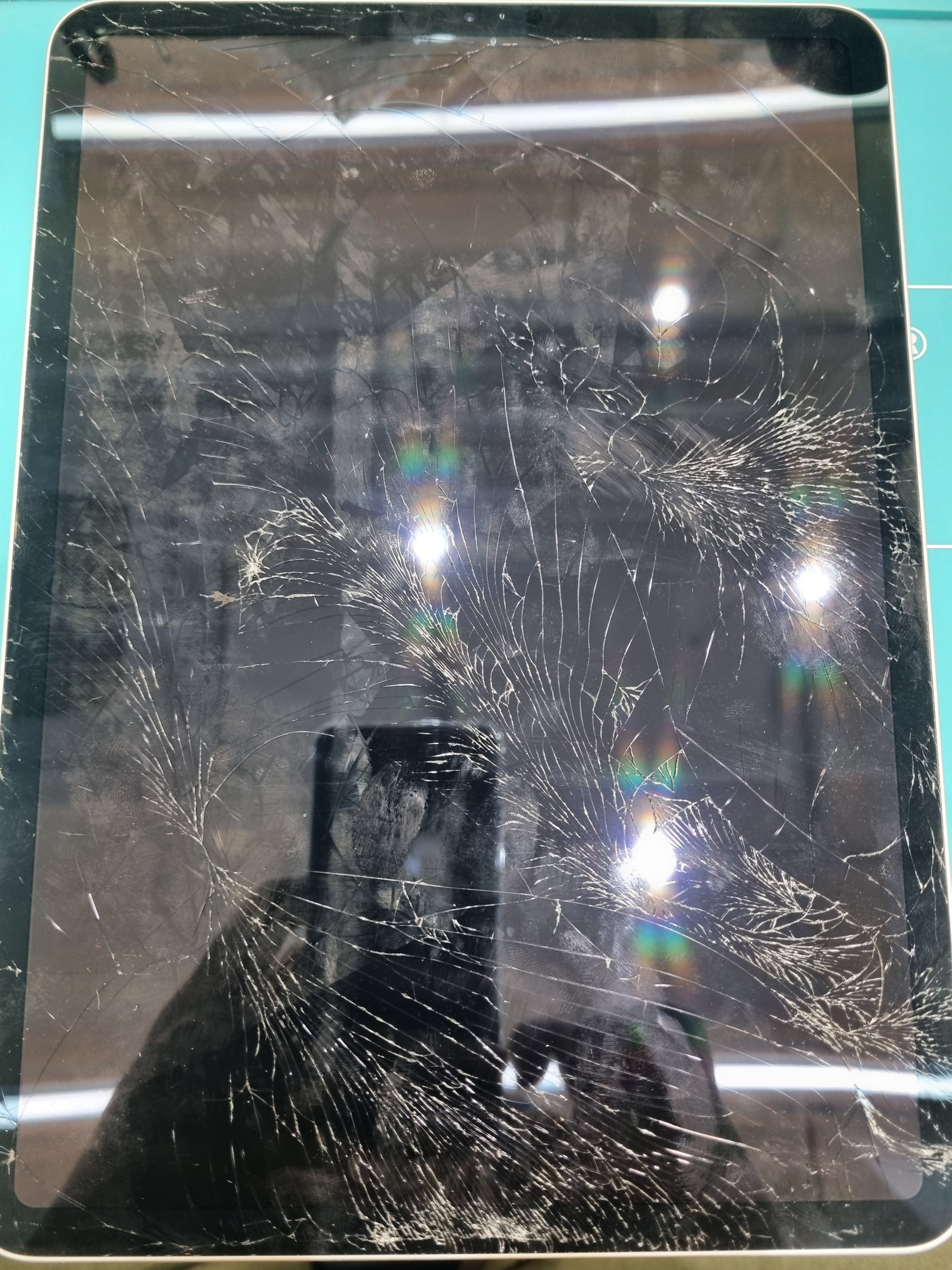 아이패드 iPad Pro 11인치 (2세대) 수리 전 — 액정 깨짐