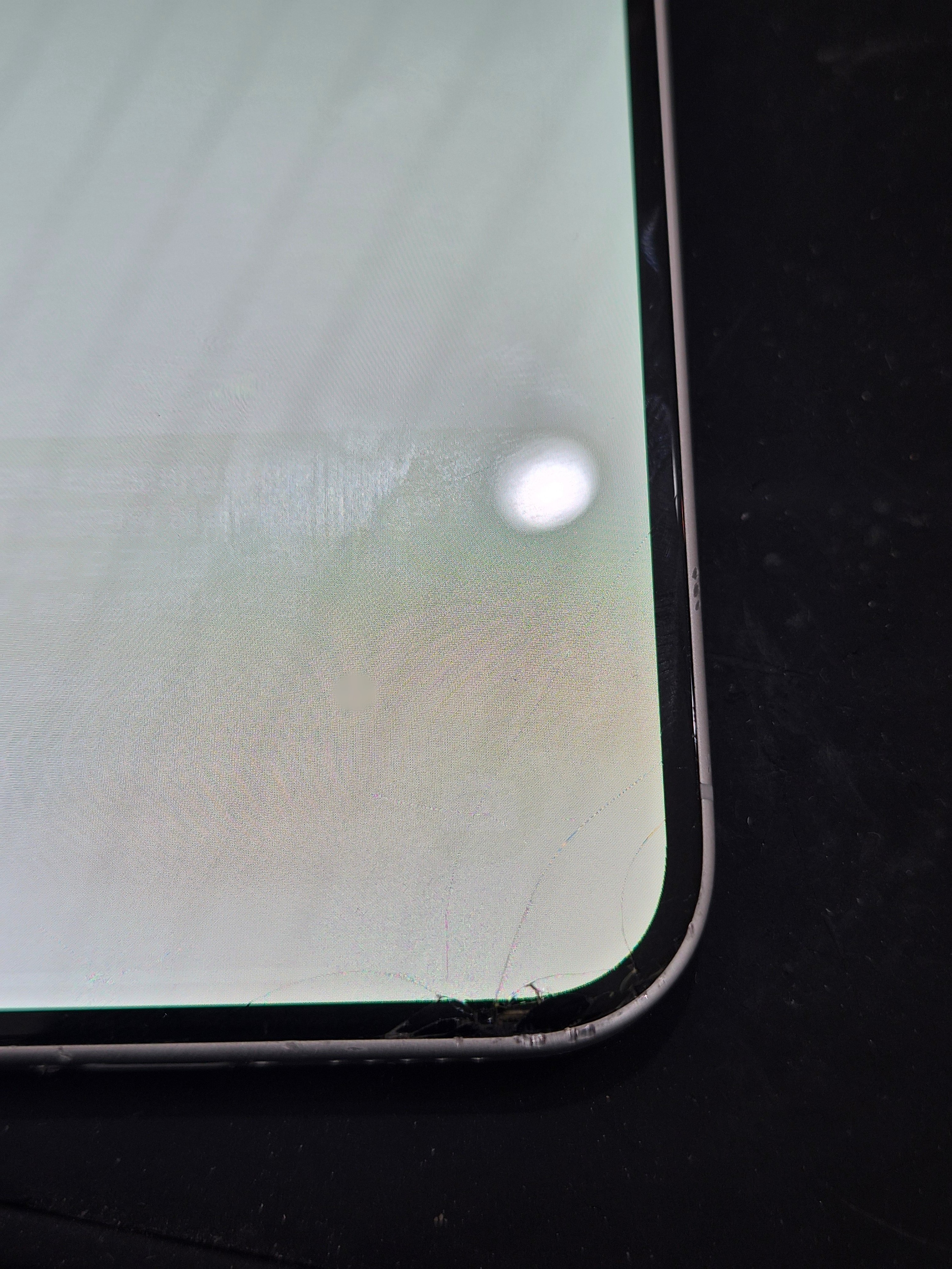 아이폰 iPhone 16 수리 전 — 액정 깨짐