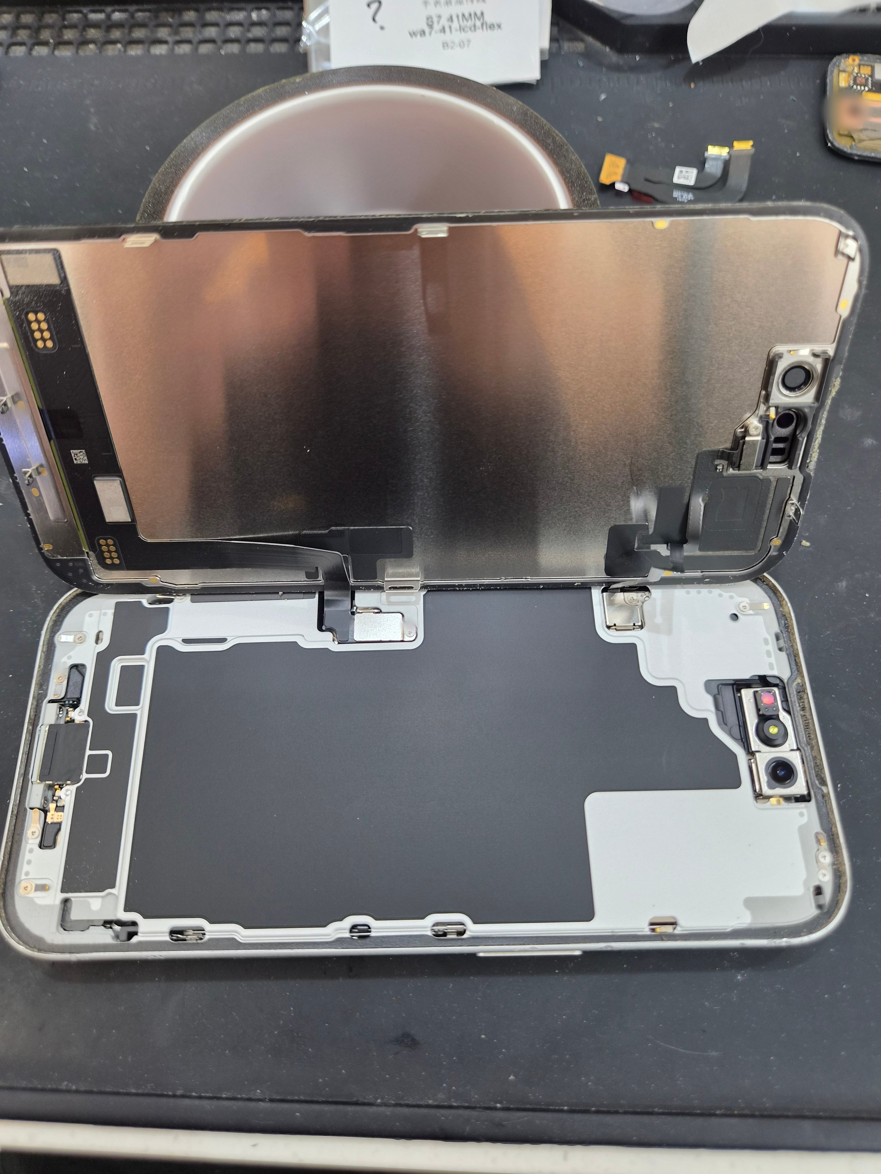 아이폰 iPhone 16 내부 분해 — 정밀 작업 단계