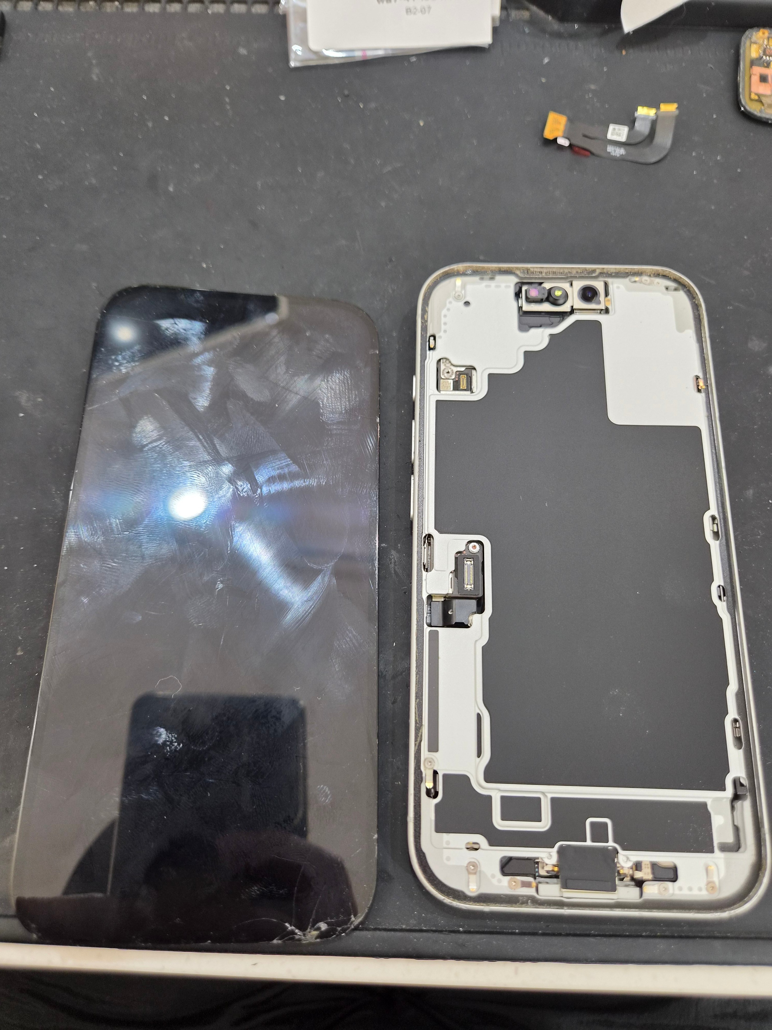 아이폰 iPhone 16 수리 작업 중 — 다올리페어 직영점 진행