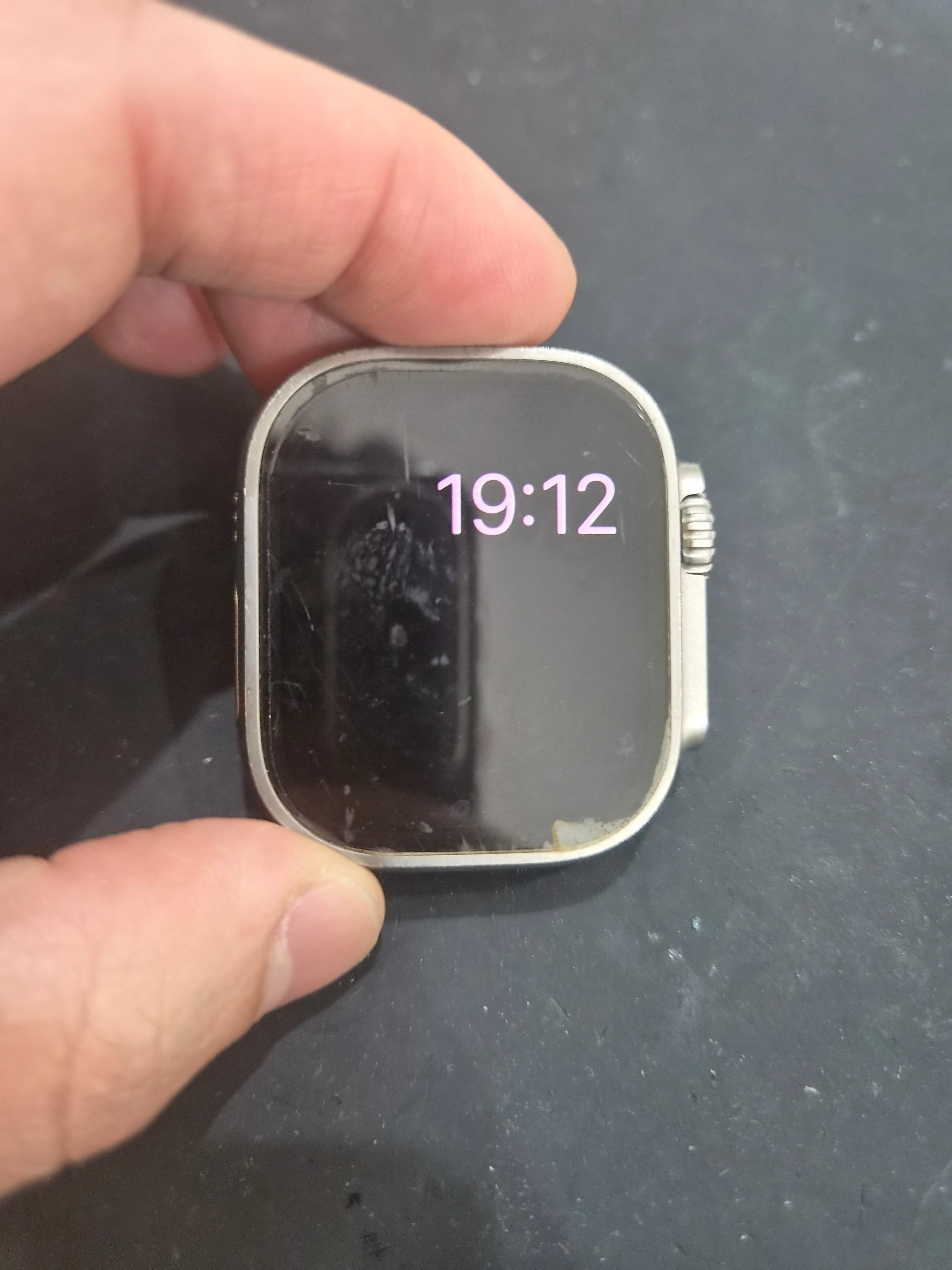 애플워치 Apple Watch Ultra 2 수리 전 — 후면 유리 깨짐