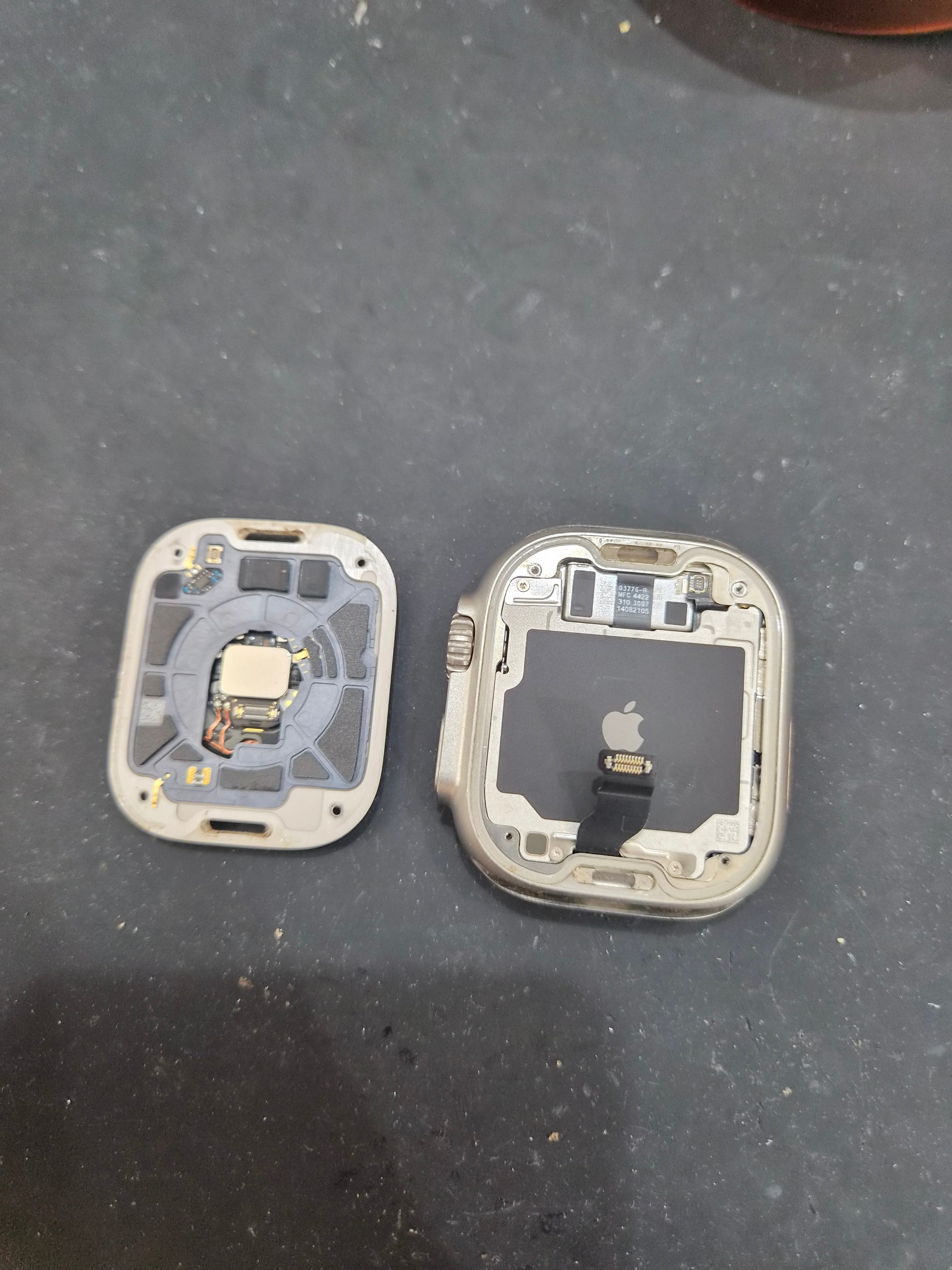애플워치 Apple Watch Ultra 2 내부 분해 — 정밀 작업 단계