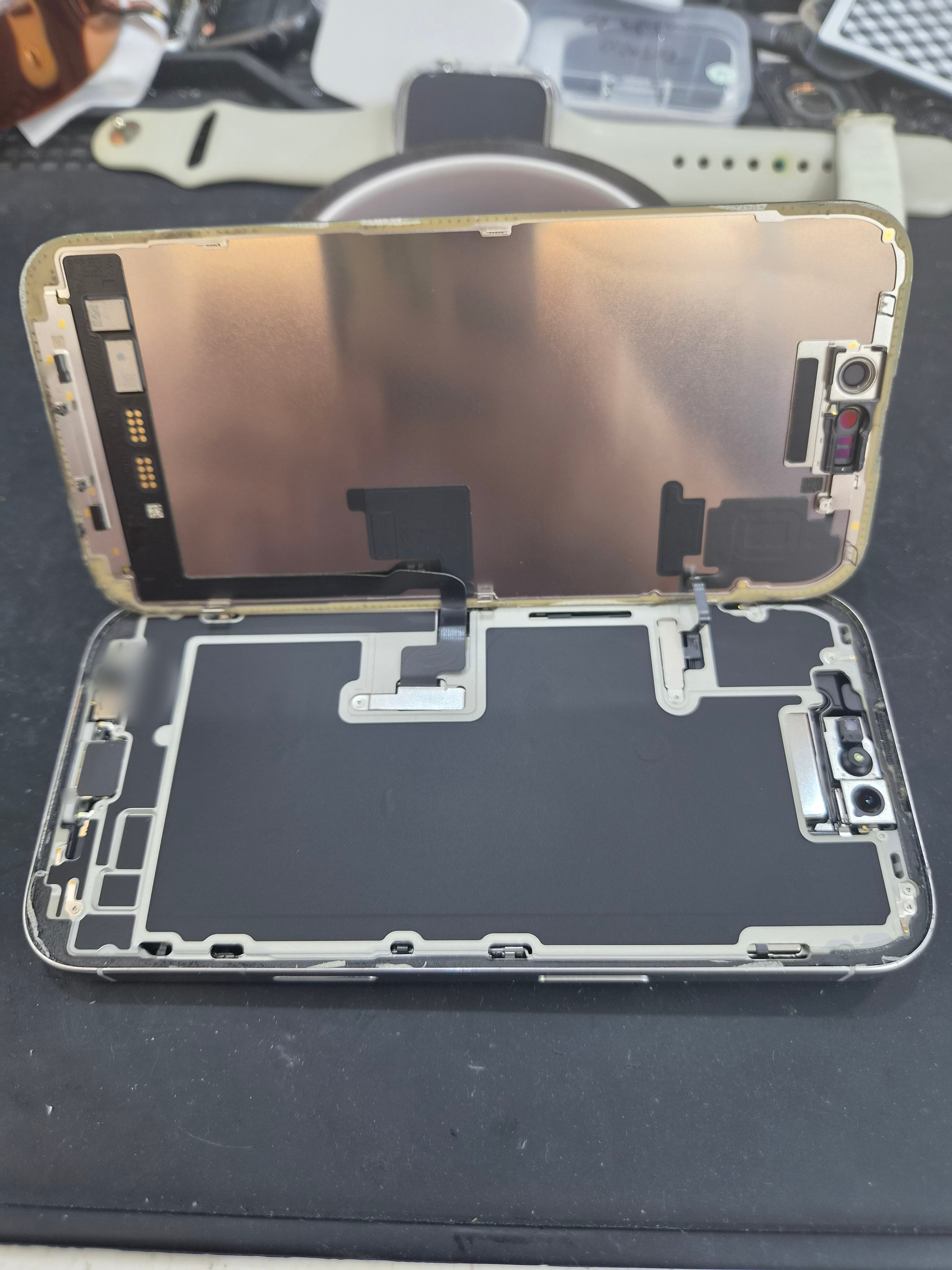 아이폰 iPhone 16 Pro 내부 분해 — 정밀 작업 단계