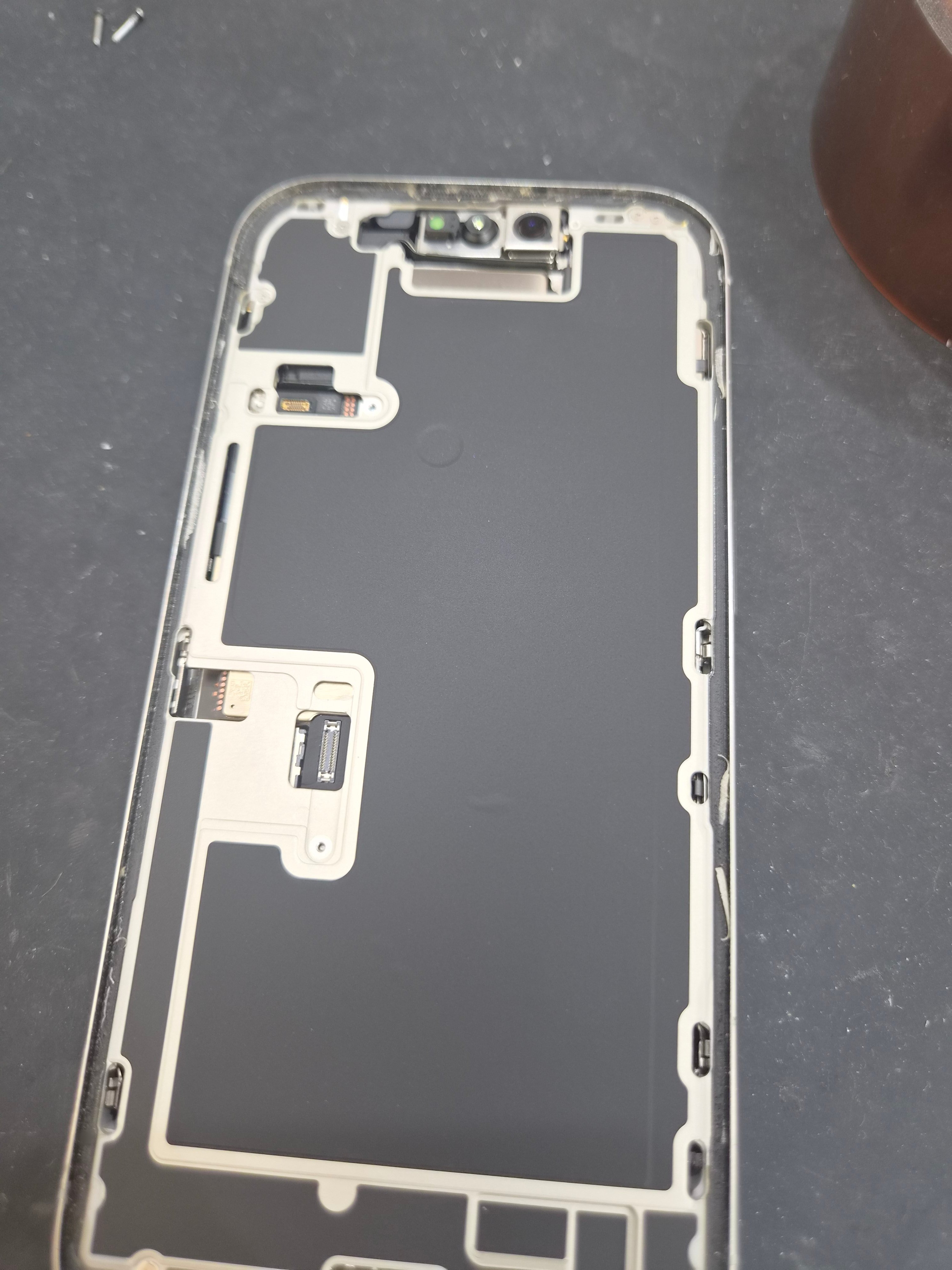 아이폰 iPhone 16 Pro 수리 작업 중 — 다올리페어 직영점 진행