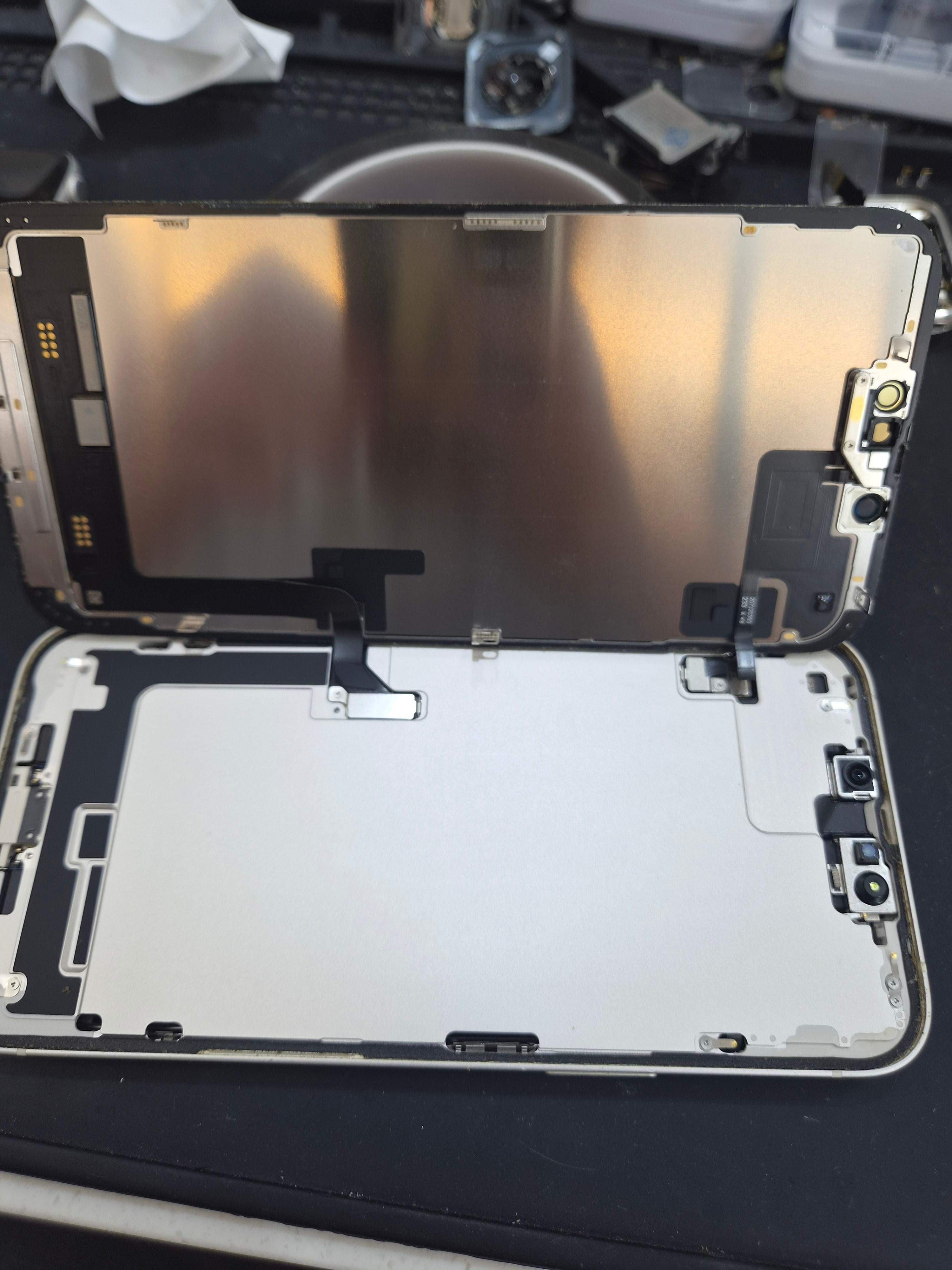 아이폰 iPhone 14 Plus 내부 분해 — 정밀 작업 단계