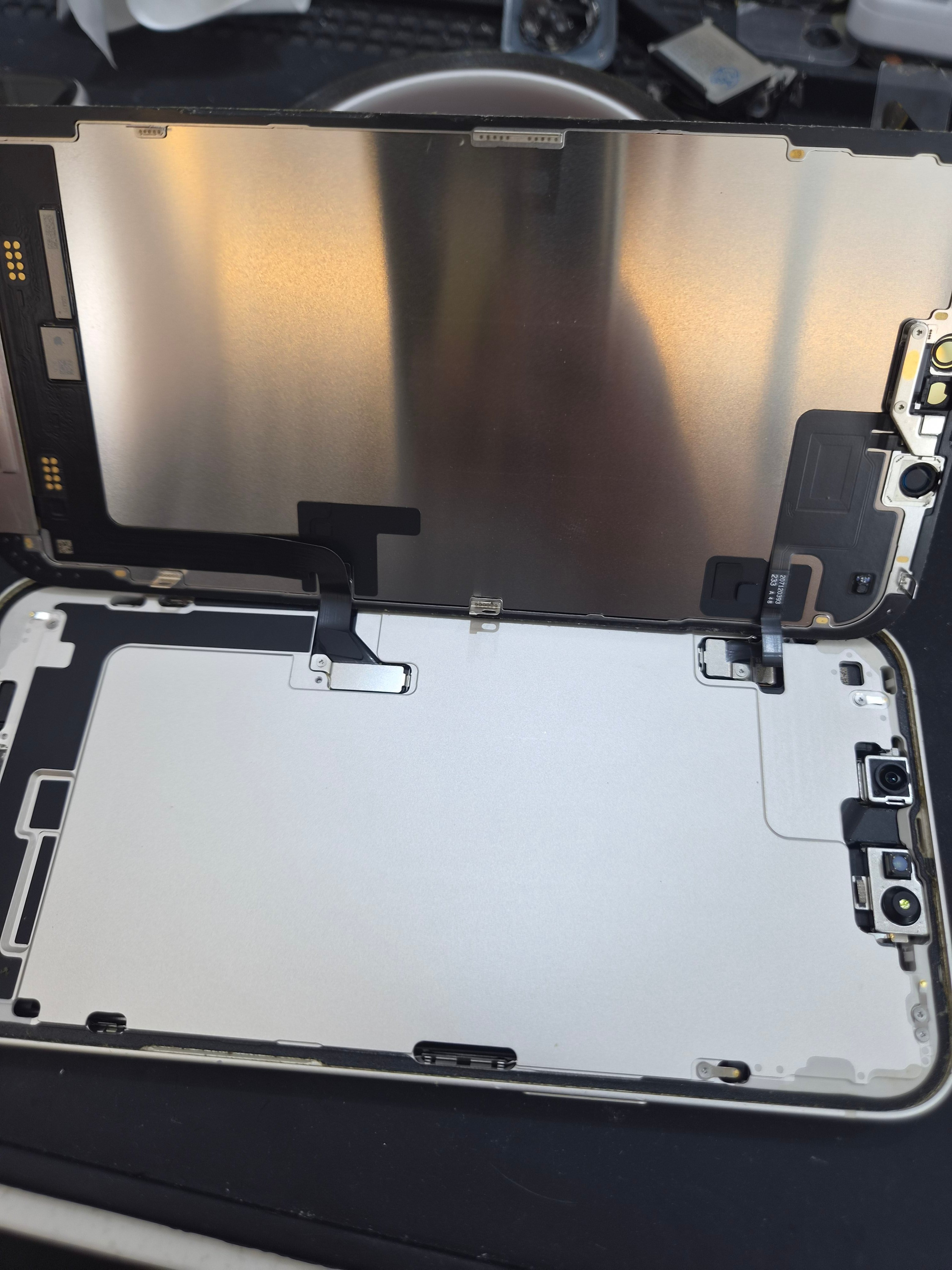 아이폰 iPhone 14 Plus 수리 작업 중 — 다올리페어 직영점 진행