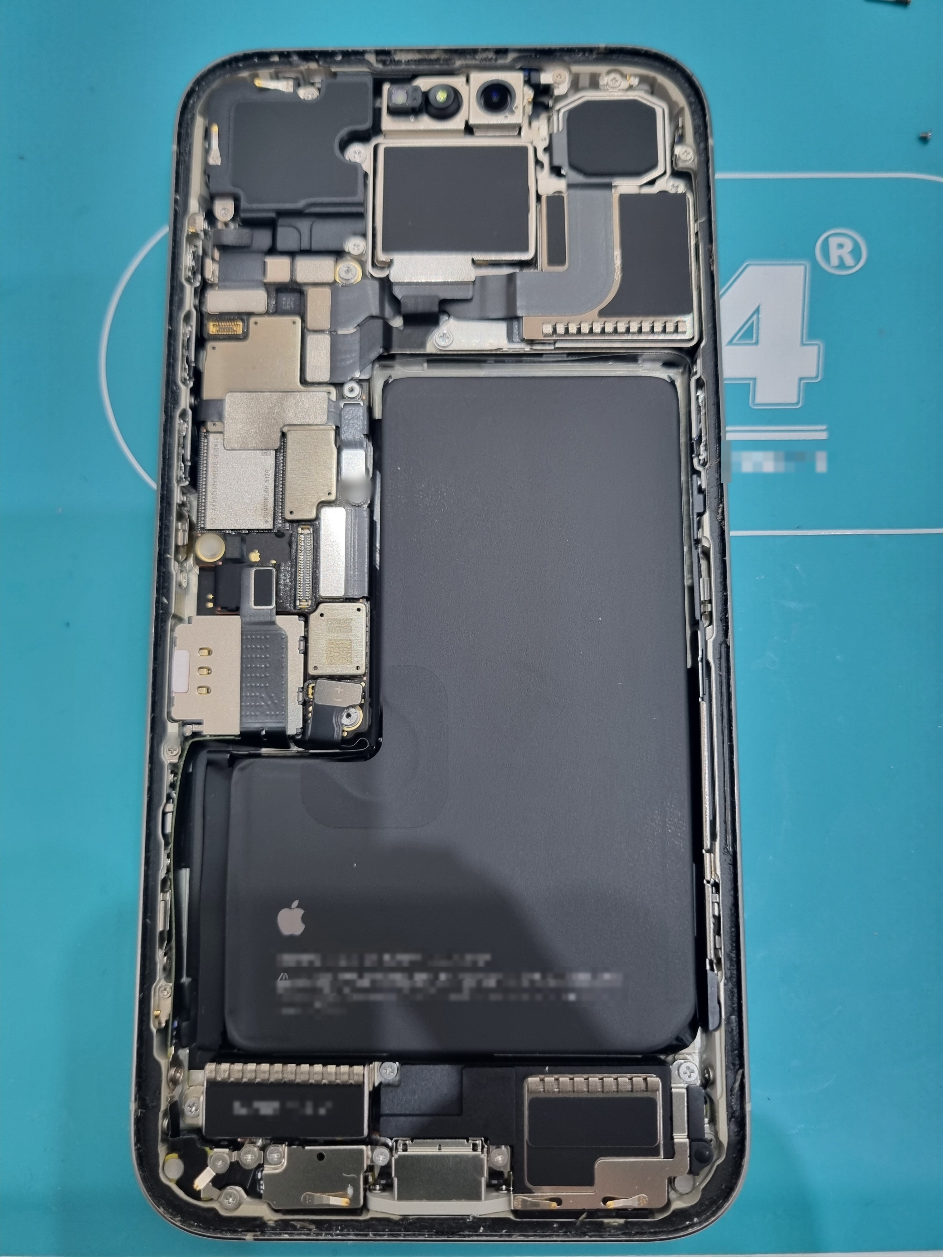 아이폰 15 프로 맥스 (iPhone 15 Pro Max) 배터리 교체 비용 가격 내부 분해 — 정밀 작업 단계