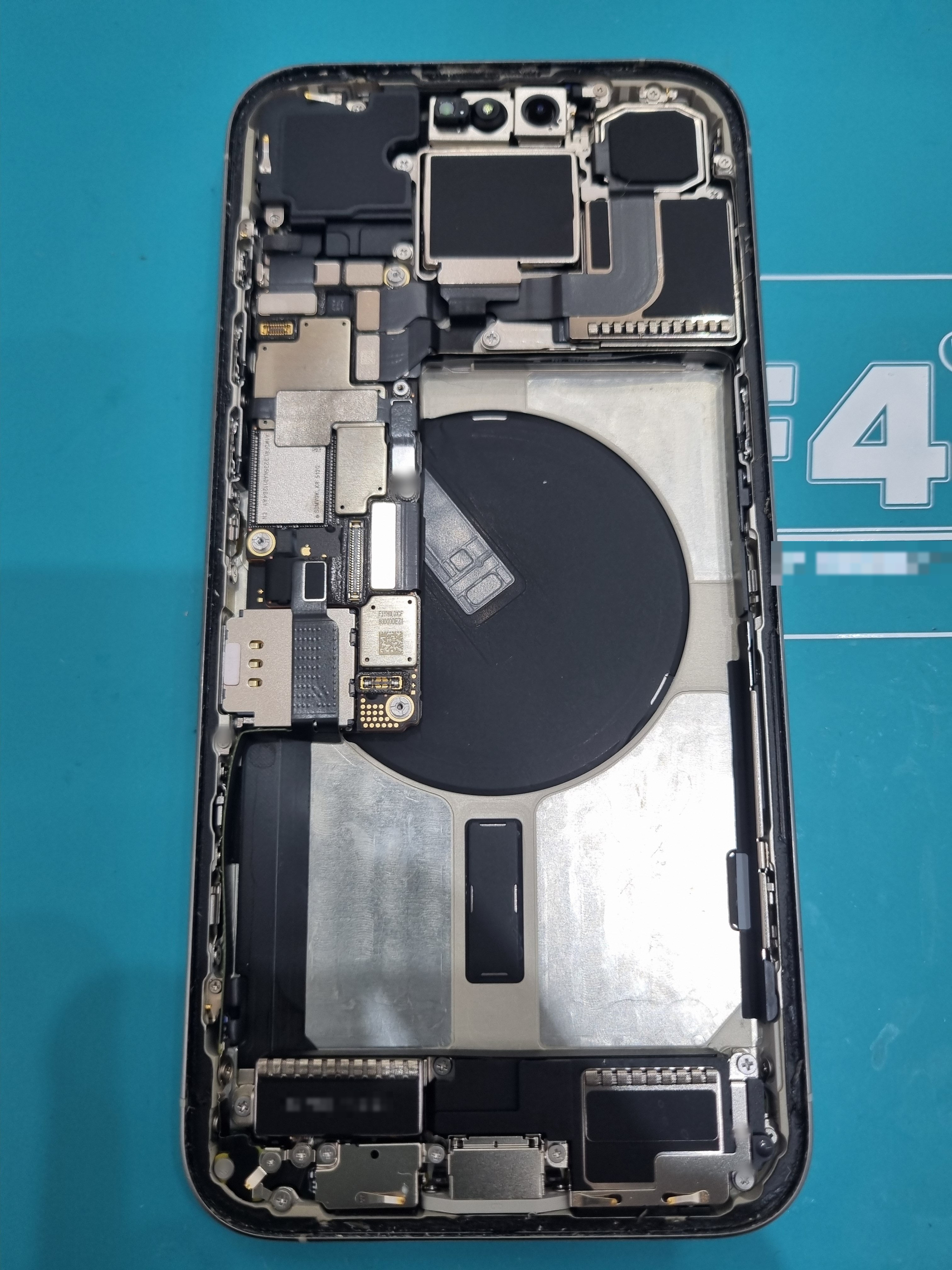 아이폰 15 프로 맥스 (iPhone 15 Pro Max) 배터리 교체 비용 가격 수리 작업 중 — 다올리페어 직영점 진행
