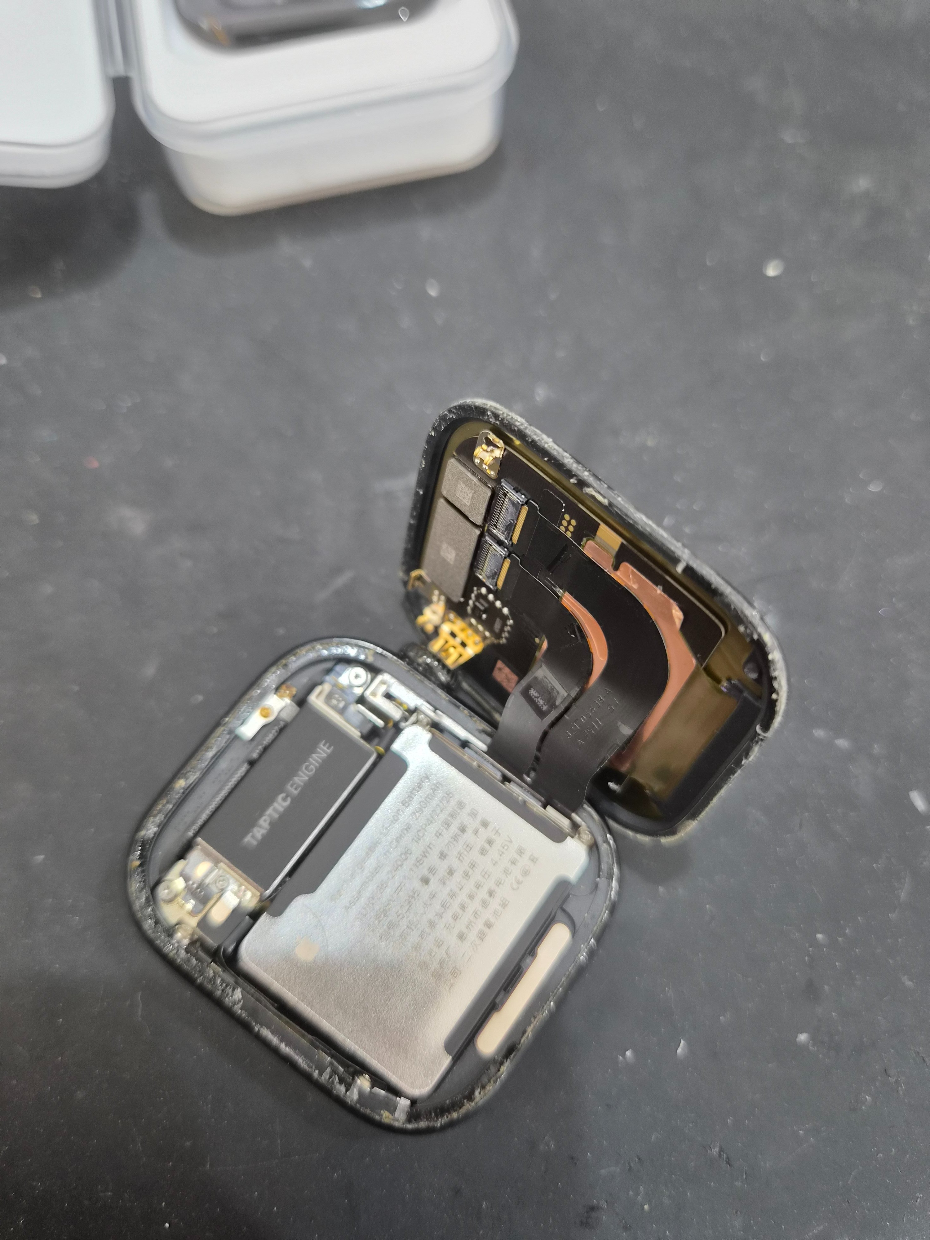 애플워치 Apple Watch Series 10 (42mm) 수리 작업 중 — 다올리페어 직영점 진행