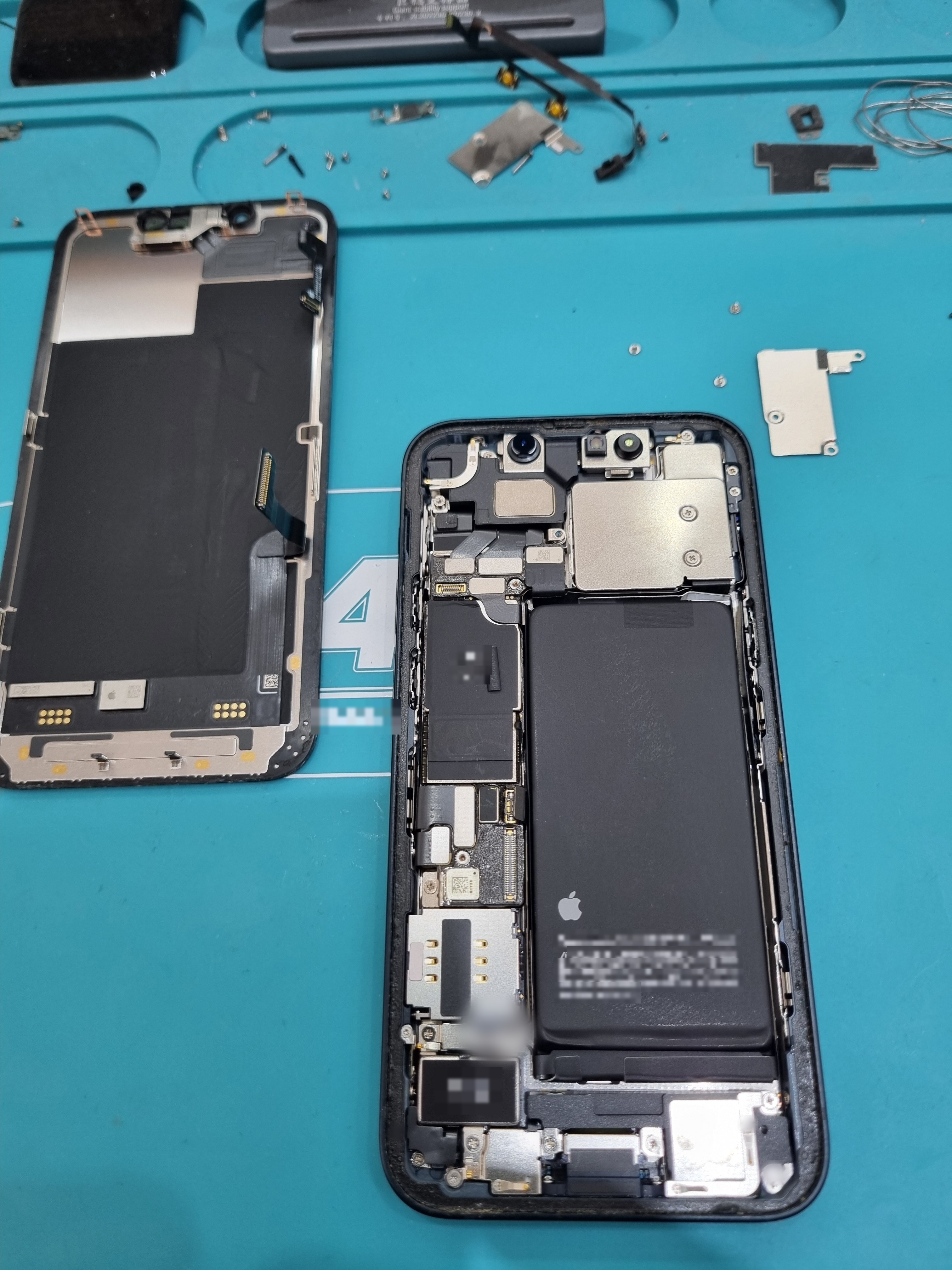 아이폰 13 미니 (iPhone 13 mini) 배터리 노화 80% 미만 → 30분 새 배터리 (목동점) 내부 분해 — 정밀 작업 단계
