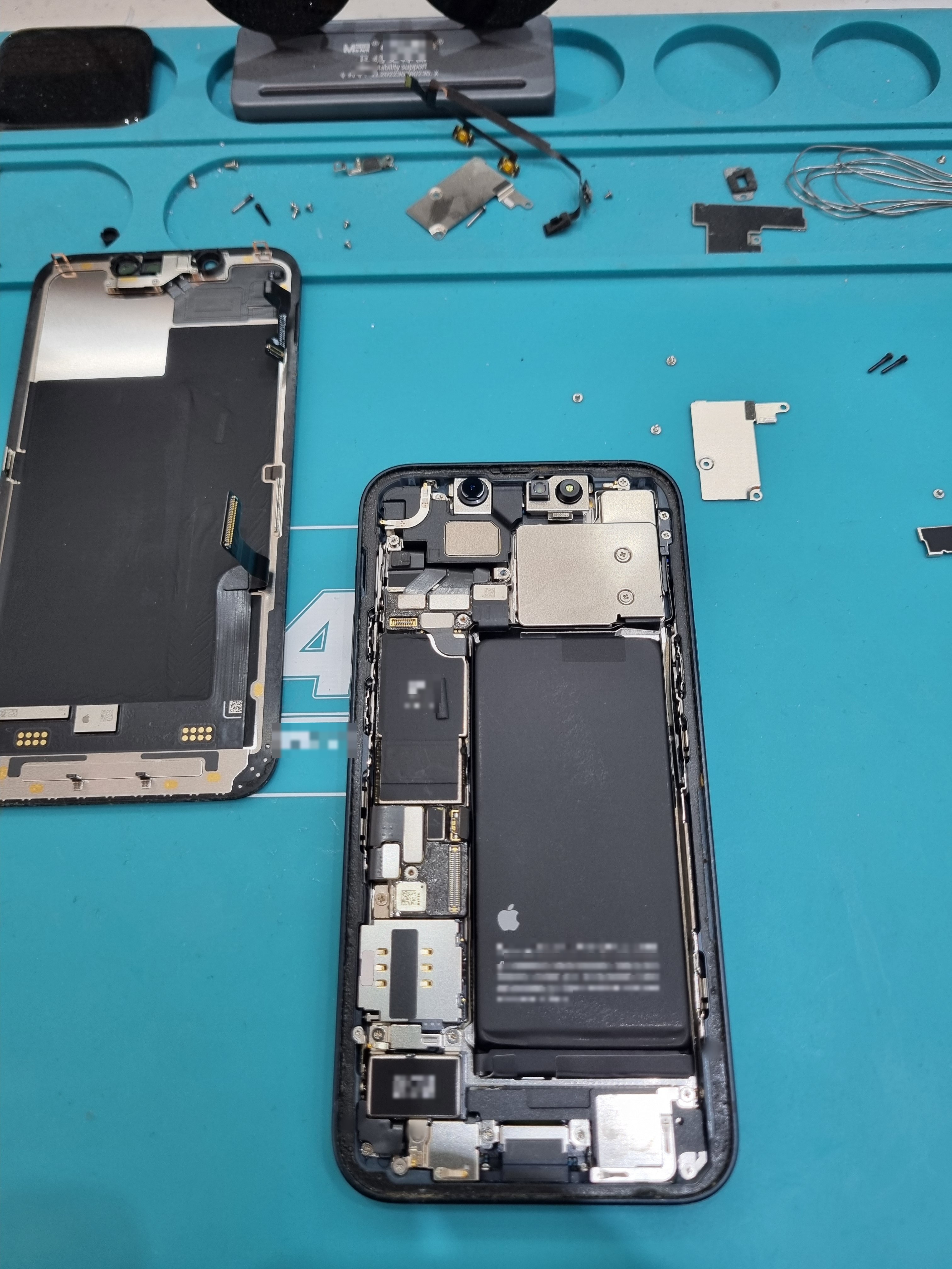 아이폰 13 미니 (iPhone 13 mini) 배터리 노화 80% 미만 → 30분 새 배터리 (목동점) 수리 작업 중 — 다올리페어 직영점 진행