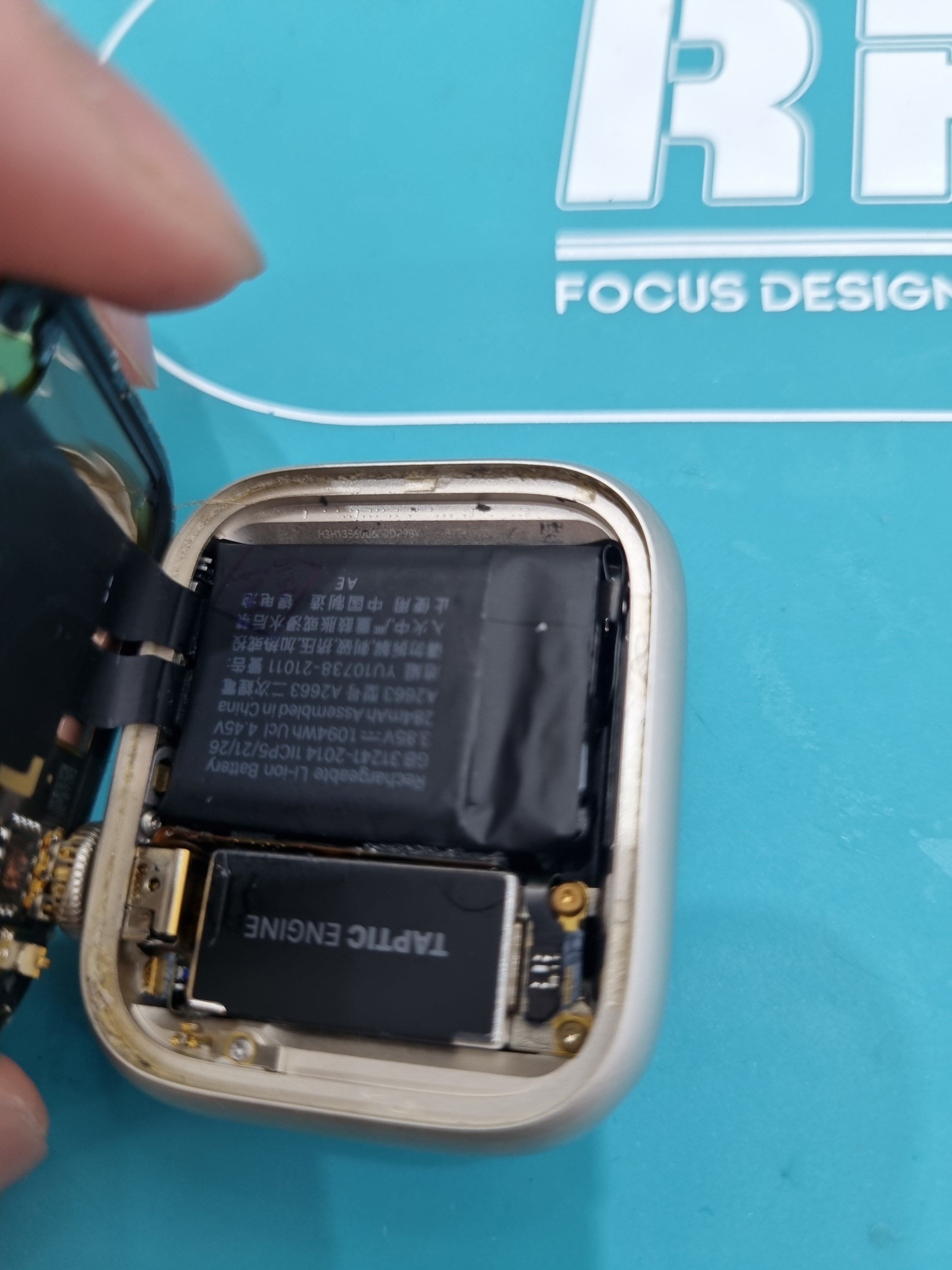 애플워치 7 41mm 수리 작업 중 — 다올리페어 직영점 진행